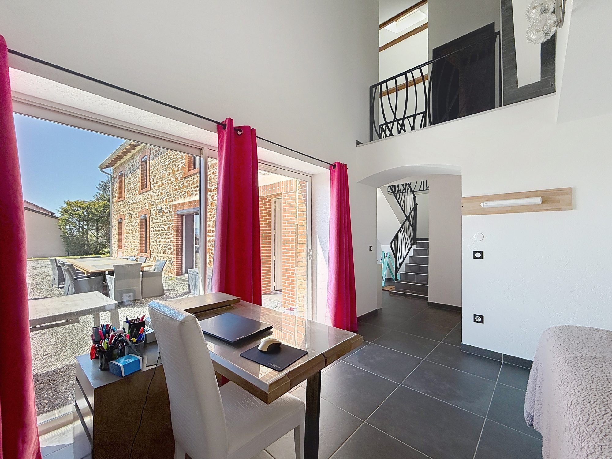 Belle maison en pierre 245 m²-6 chambres Balbigny 42510