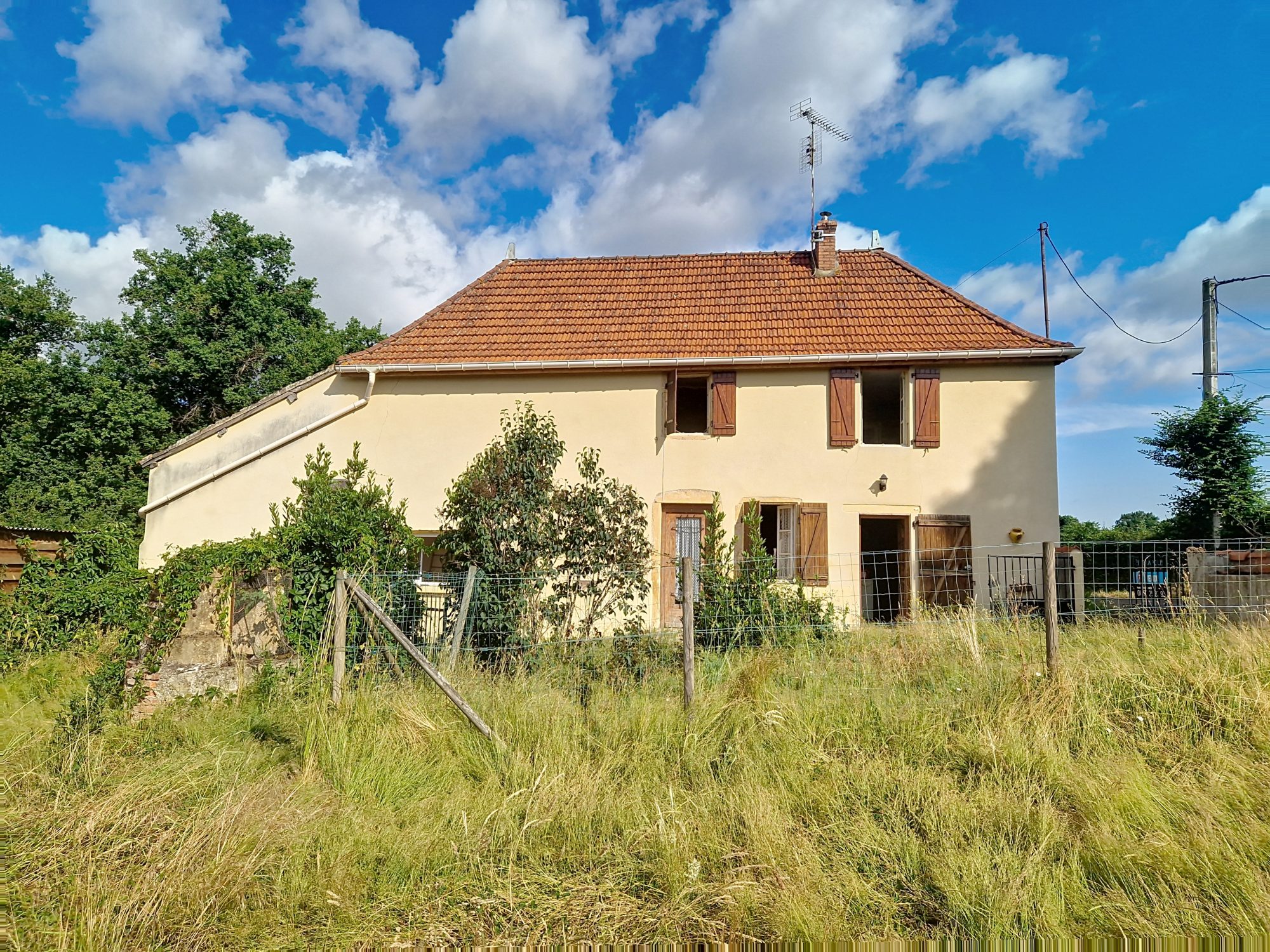 Maison 3 chambres, petite dépendance - un garage -un jardin et un pré