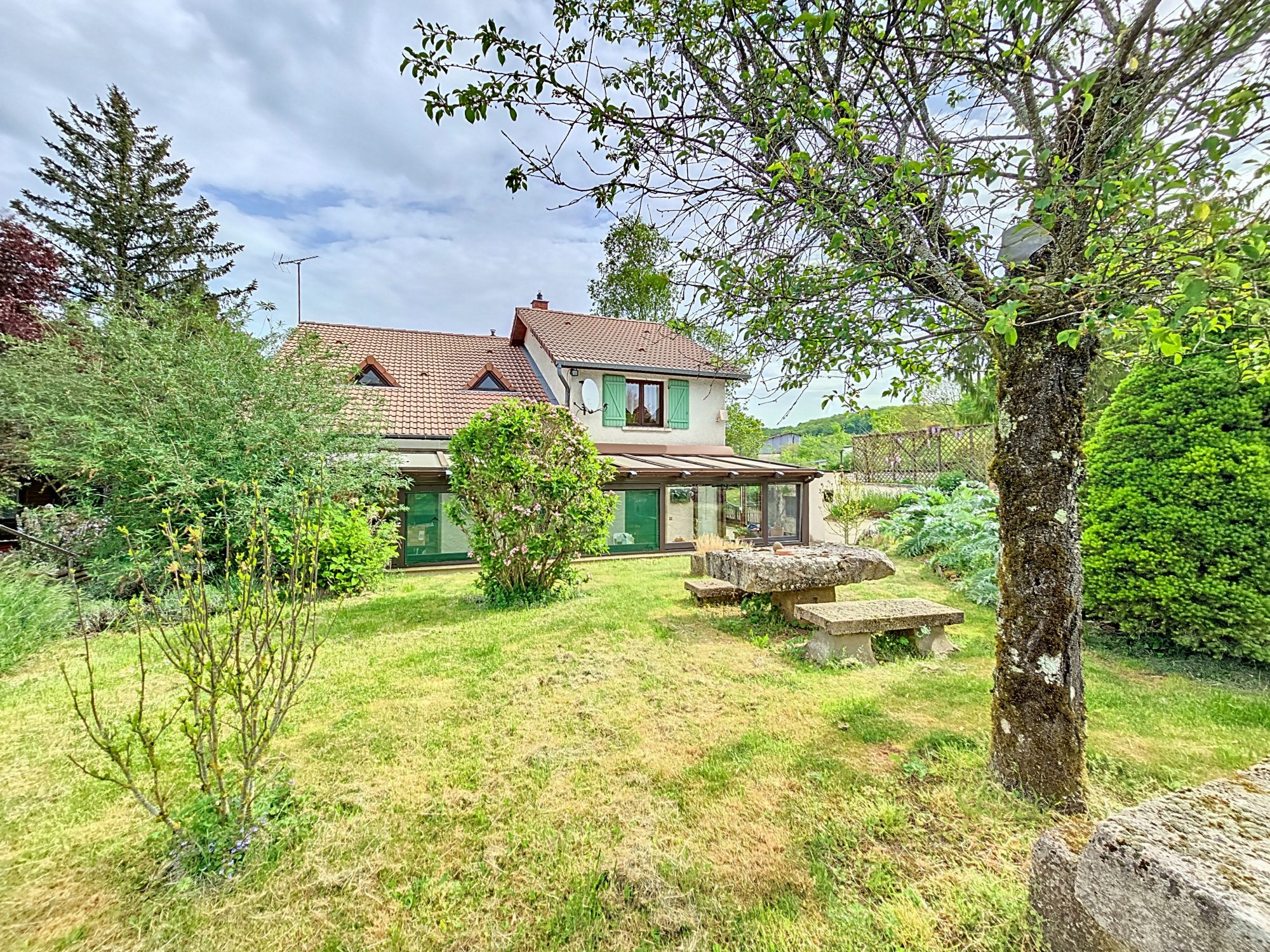 Maison familiale avec dépendances