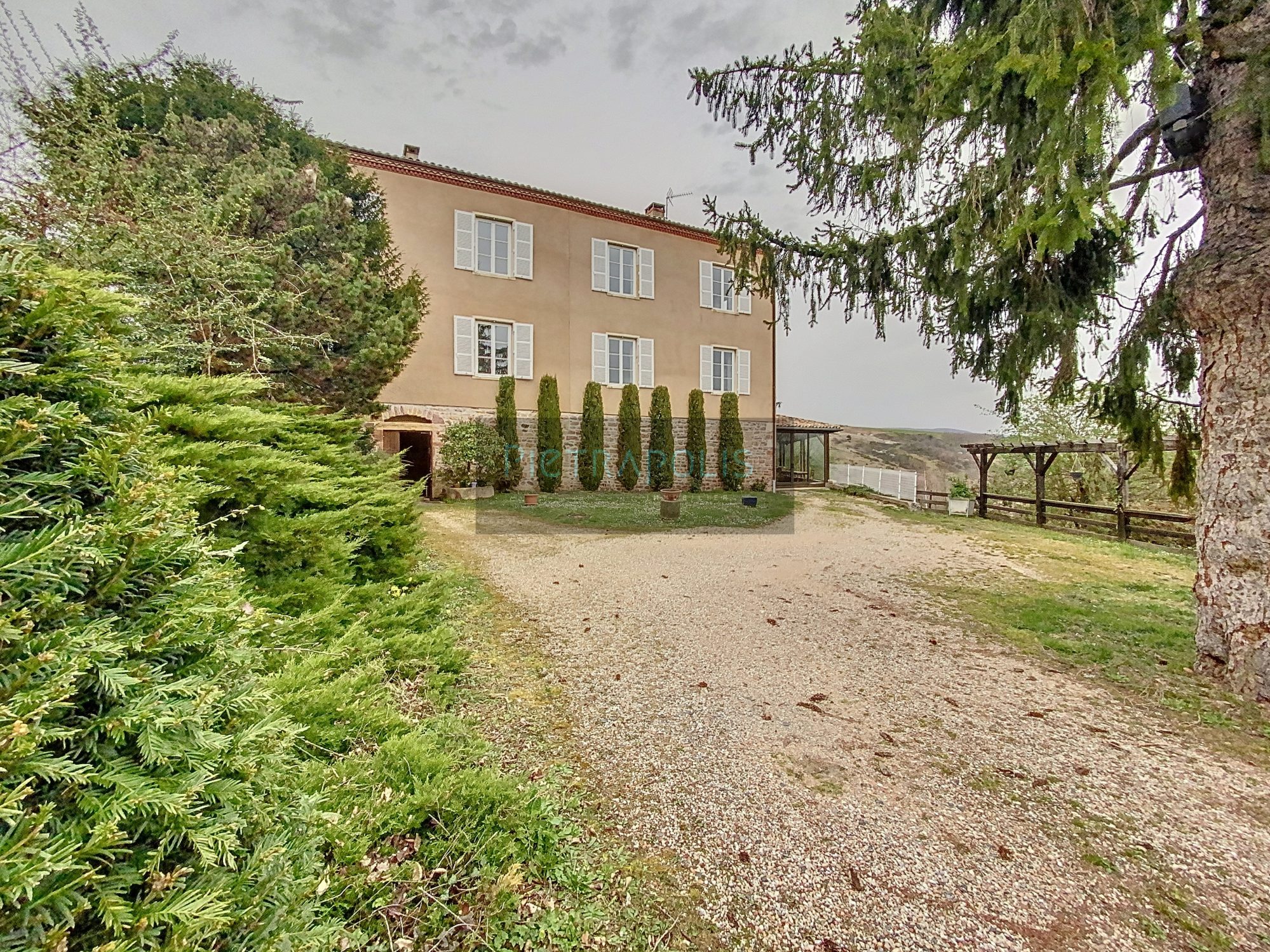 Propriété Familiale 270 m² Habitables avec cave voûtée et potentiel à développer Au Coeur du Beaujolais Villefranche-sur-Saône 69400