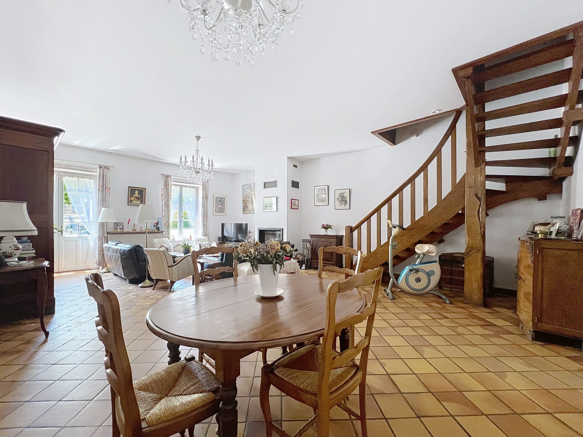 EN PLEIN CENTRE DE CIVRIEUX - MAISON DE 200m2- TERRAIN -GRANGE Civrieux 01390