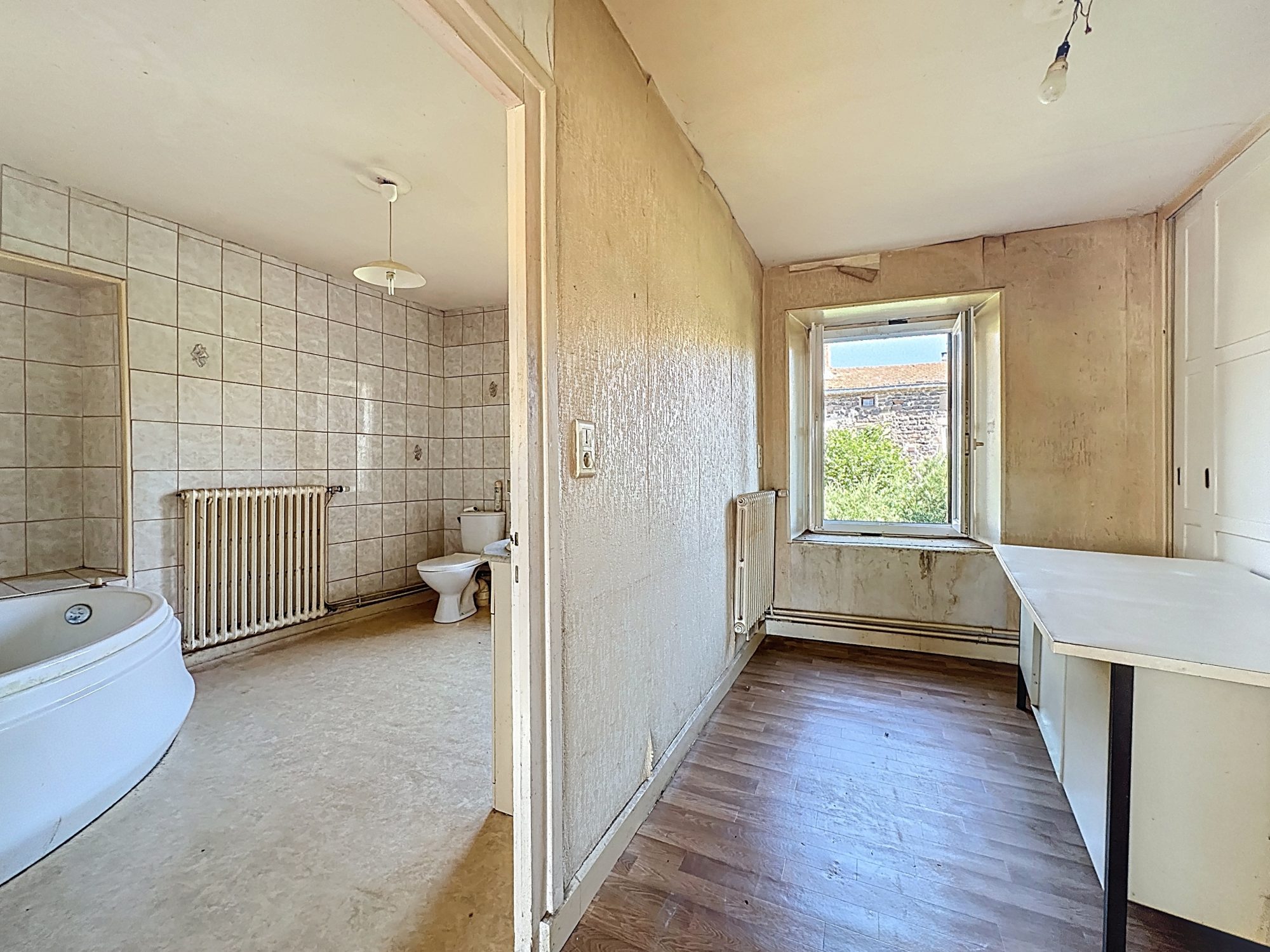 ANCIEN BAR / RESTAURANT AVEC LOGEMENT DE FONCTION ET DÉPENDANCE – BEYSSAC (20 MIN DU PUY-EN-VELAY) Beyssac,  Saint-Jean-de-Nay 43320