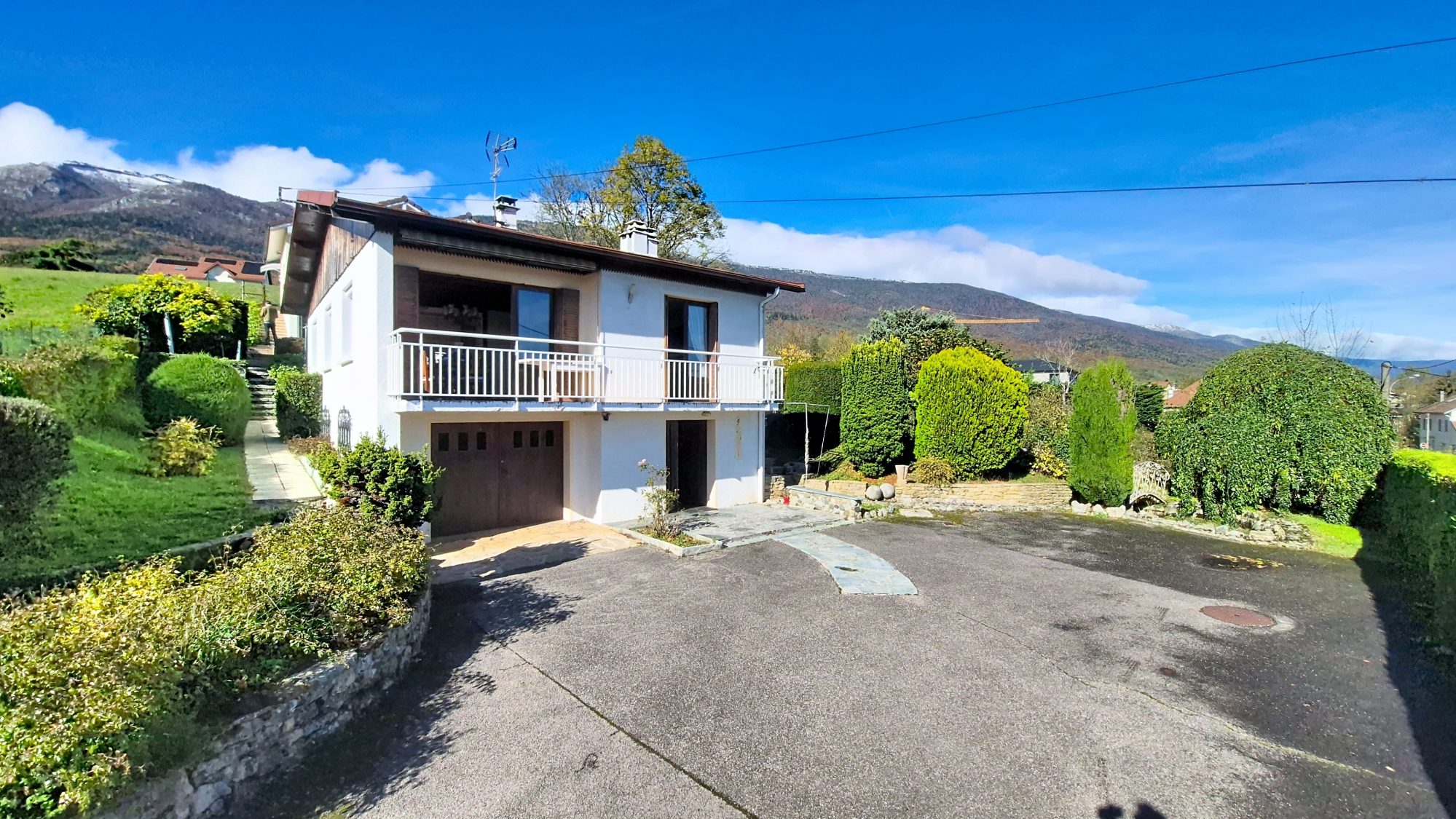 Ensemble immobilier de 2 maisons individuelles Thoiry 01710