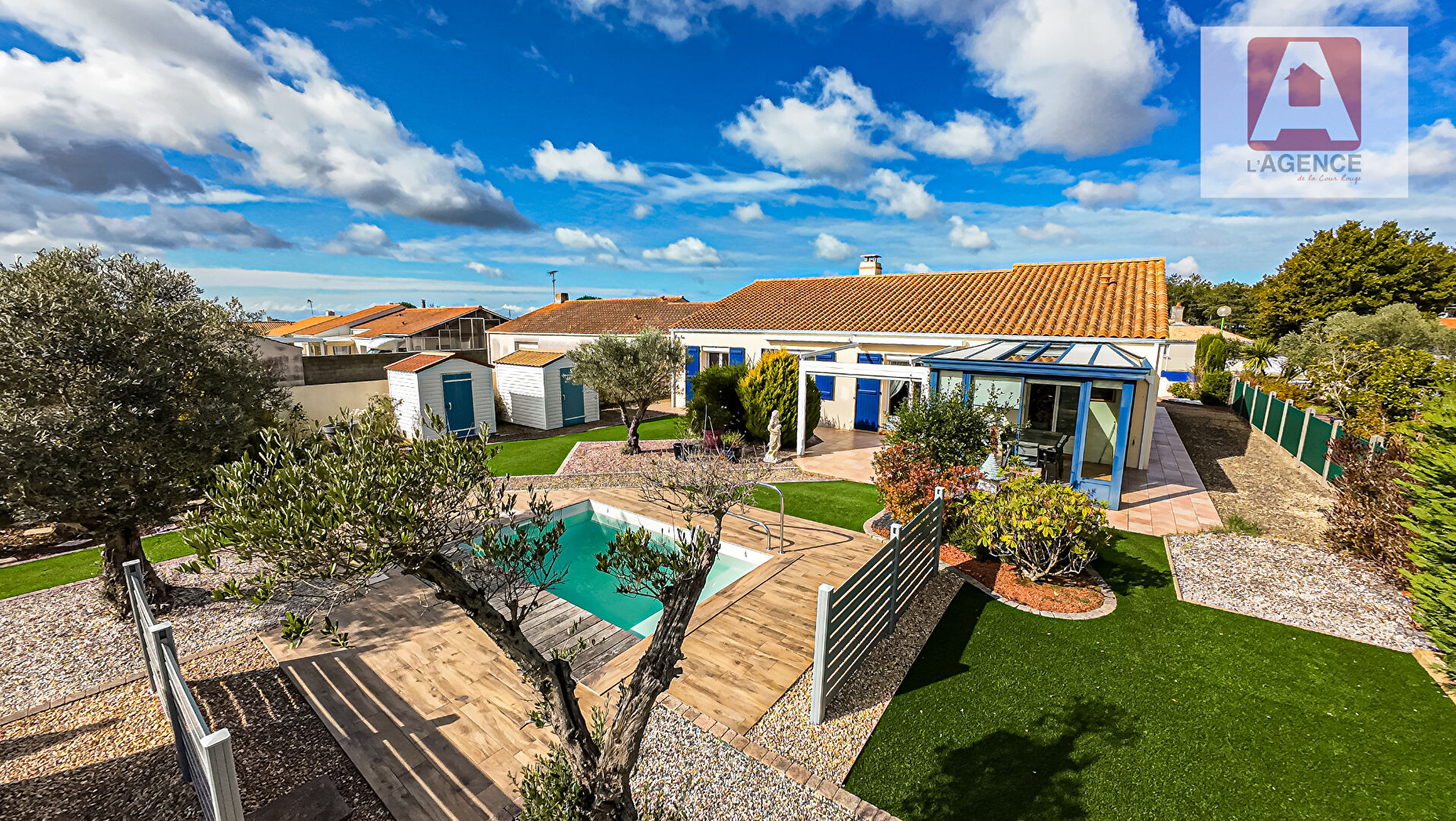Maison 3 chambres, garage, piscine chauffée, pergola et véranda.