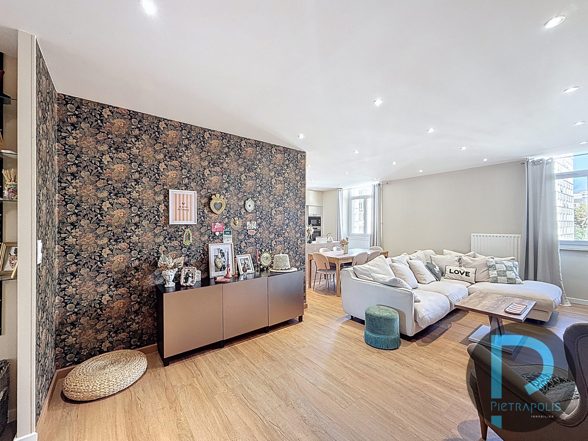 Appartement au dernier étage de 107m² avec vue sur les toits en plein centre de VILLEFRANCHE au CALME !