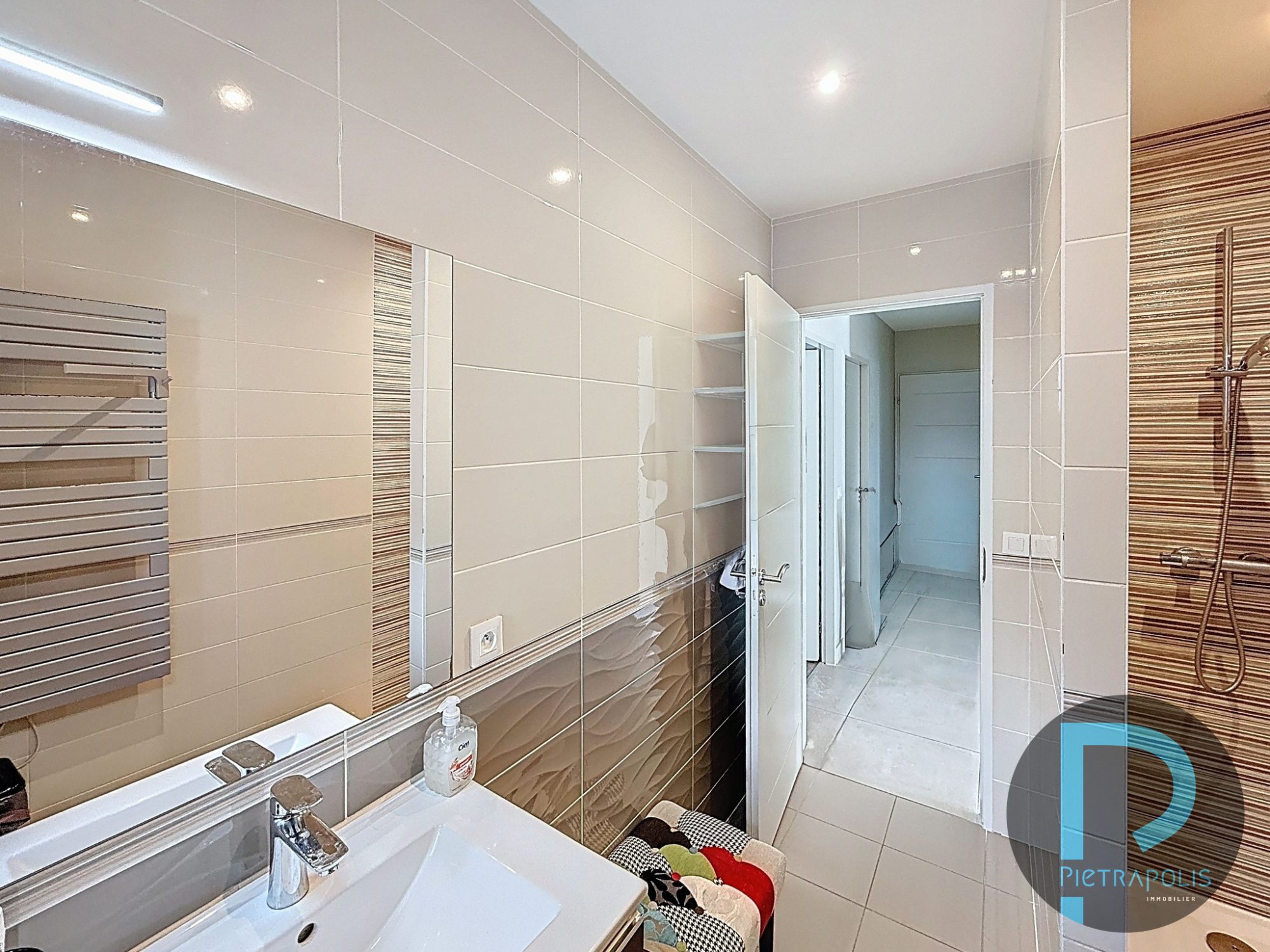 Maison de plain-pied de 92m² - 3 chambres - Terrain de 371m² - garage - 3 places de parkings Chaleins 01480