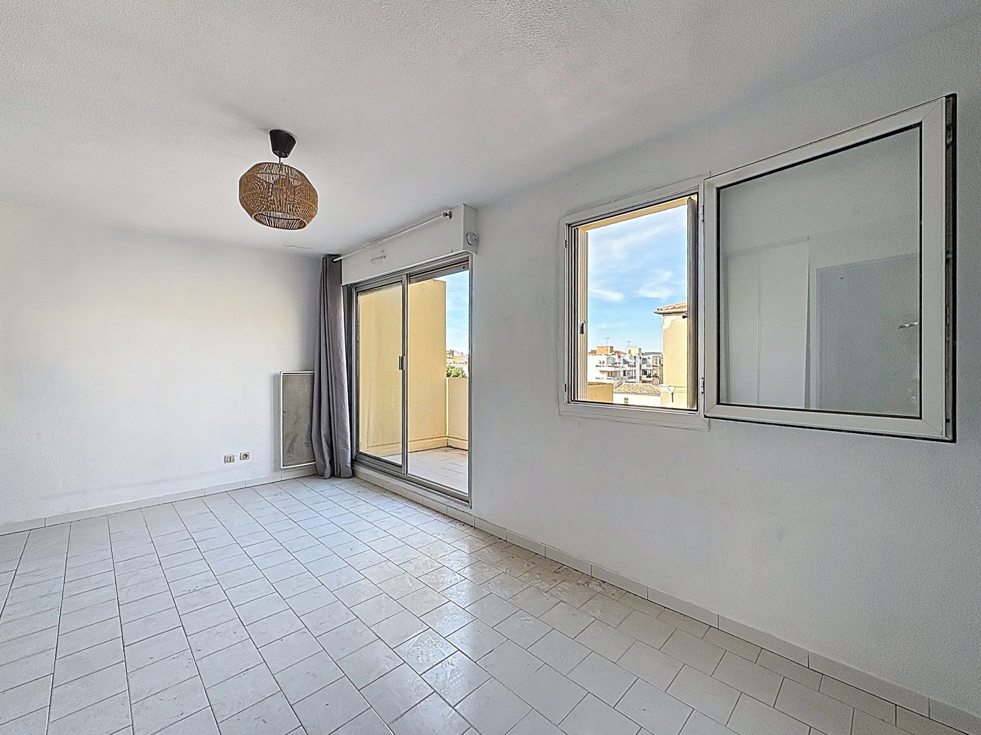 Sète : centre ville,  studio terrasse avec ascenseur.
