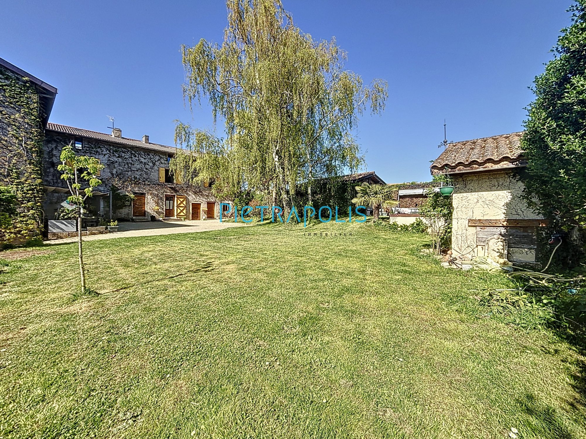 Belle ferme rénovée de 225 m² avec spa, jardin et dépendances – 5 chambres