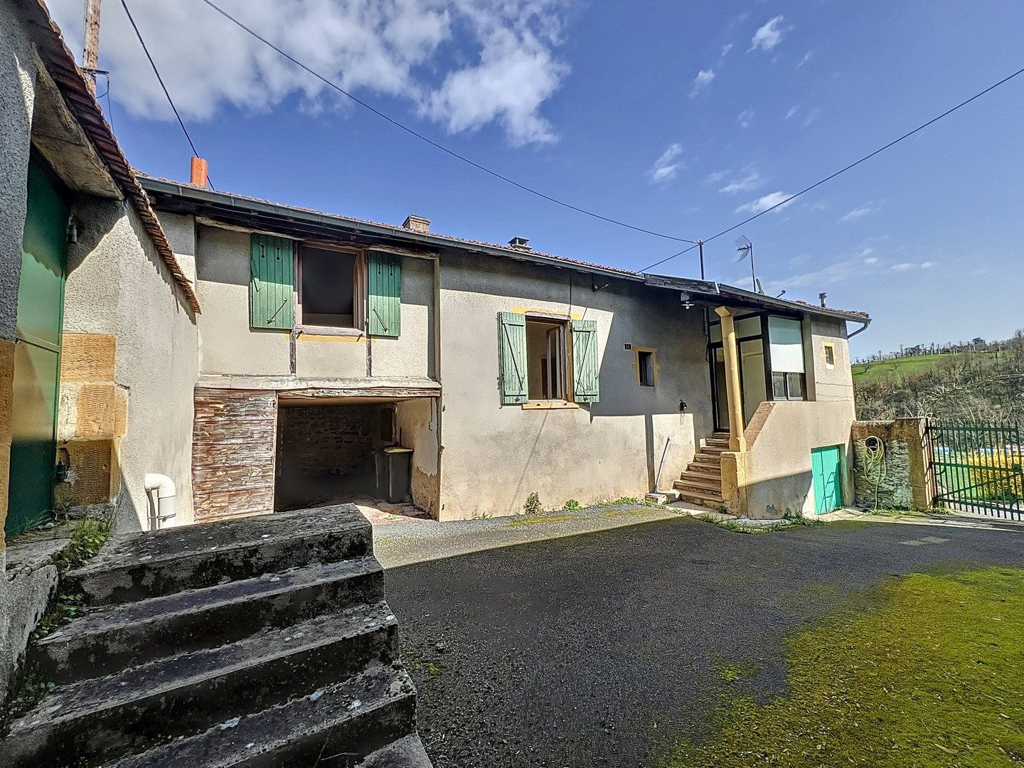 PROPRIETE DE 2 MAISONS - GRAND GARAGE 137 M² - TERRAIN 1,8 HECTARES - DEPENDANCES Sain-Bel 69210