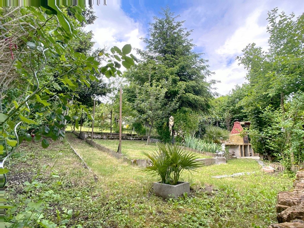 A TARARE MAISON CENTRE VILLE - 140 M2 - 4 CHAMBRES - CALME - LUMINOSITÉ - TERRAIN CLOS ARBORÉ  700 M2 Tarare 69170