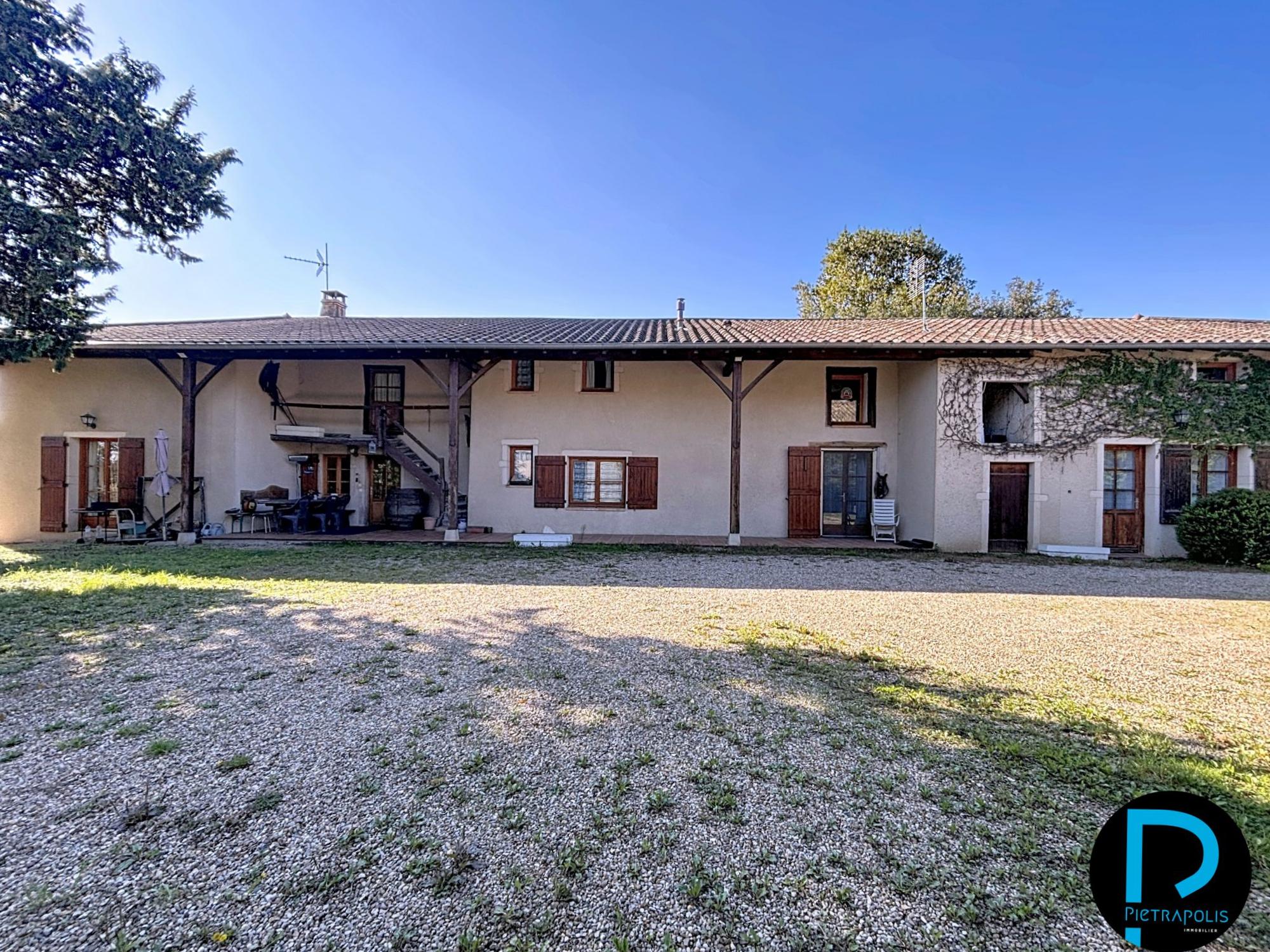 Corps de ferme 334 m² au calme avec 6 hectares