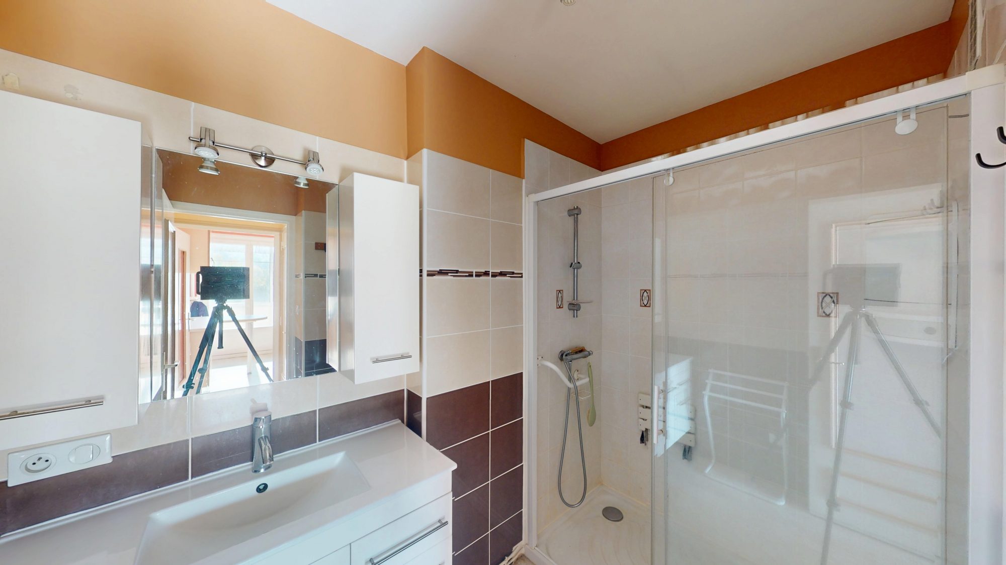 APPARTEMENT T4 101m², 3ÈME ÉTAGE AVEC ASCENSEUR, 3 CHAMBRES, BALCON, LOGGIA, LOGEMENT PERFORMANT, DPE C, AUCUNS TARVAUX À PRÉVOIR, PROCHE TOUTES COMMODITÉS! Le Chambon-Feugerolles 42500