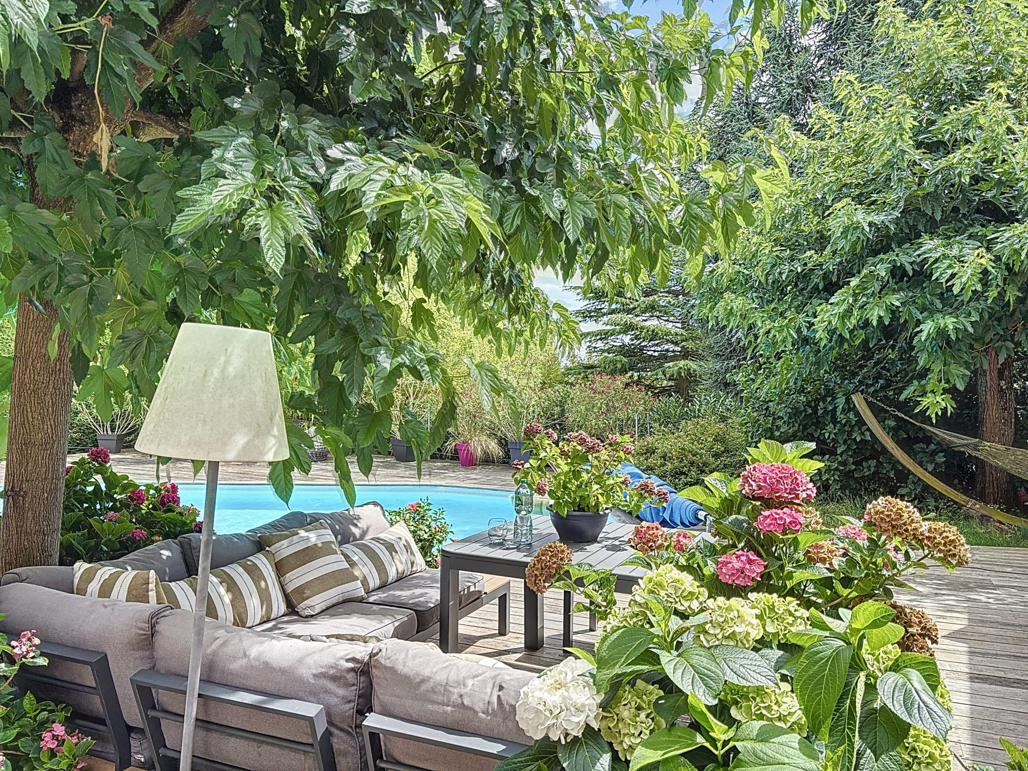 Grande maison 5 chambres, piscine et garage double