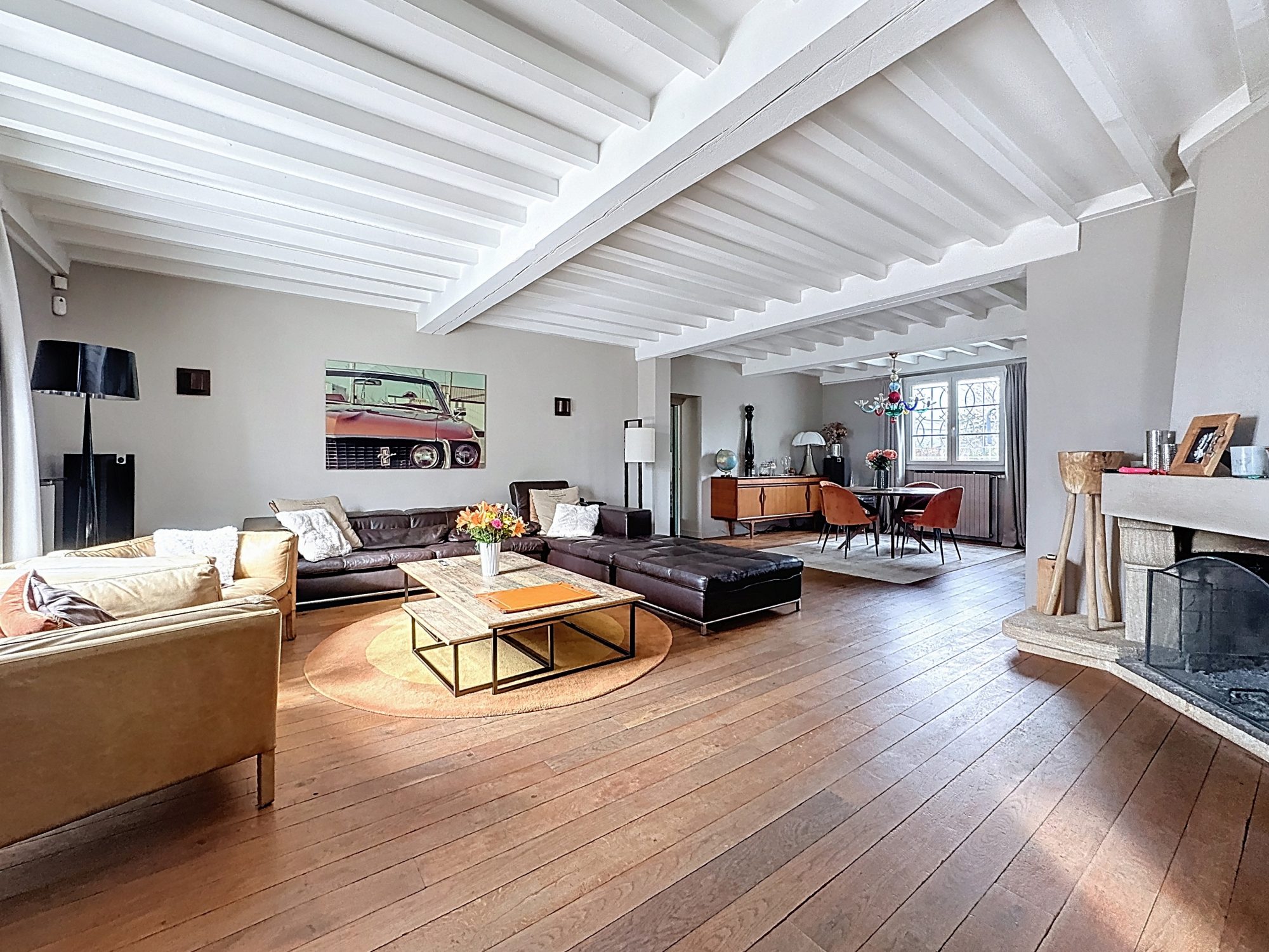 Rare et Authentique, Pietrapolis Chaponost vous propose cette maison de 275m2 édifiée sur une parcelle de 2225m2 avec 5 chambres, une pièce de vie de 65m2, un Pool House et une piscine chauffée