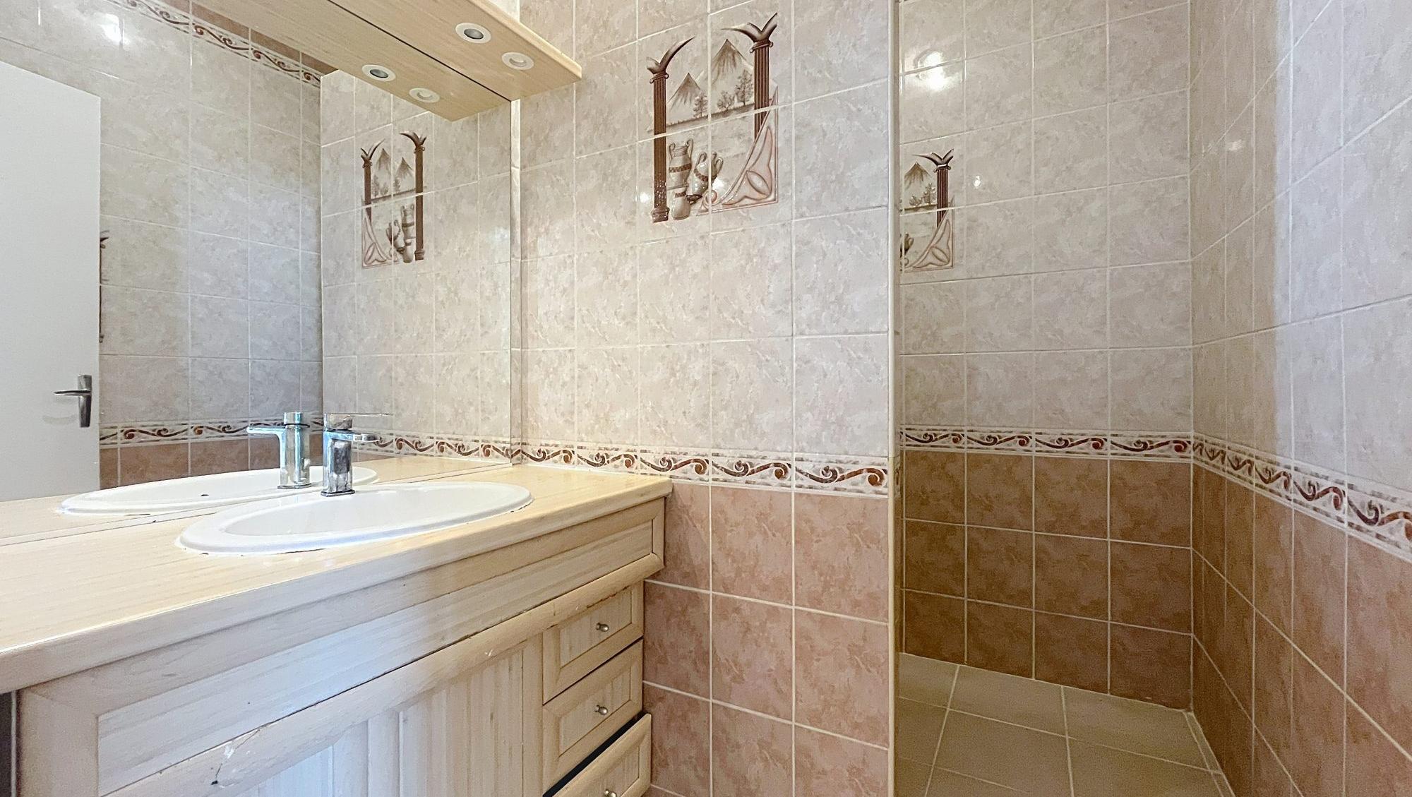 Appartement traversant 92 m² carrez– Étage élevé, vue dégagée, fort potentiel Sainte-Foy-lès-Lyon 69110