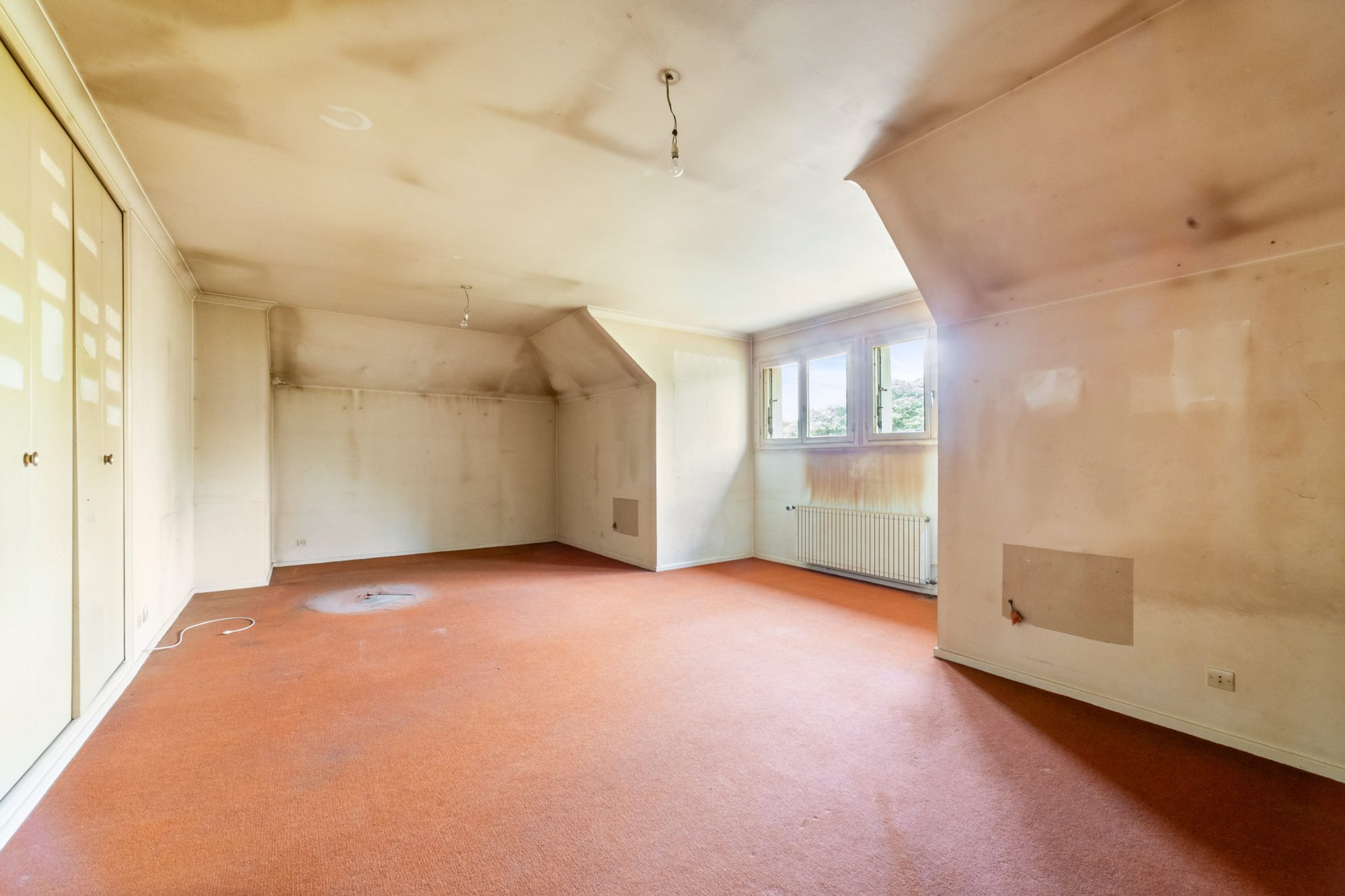 Maison de 300m2, terrain de 2596m2 à Sainte Euphémie. Sainte-Euphémie 01600