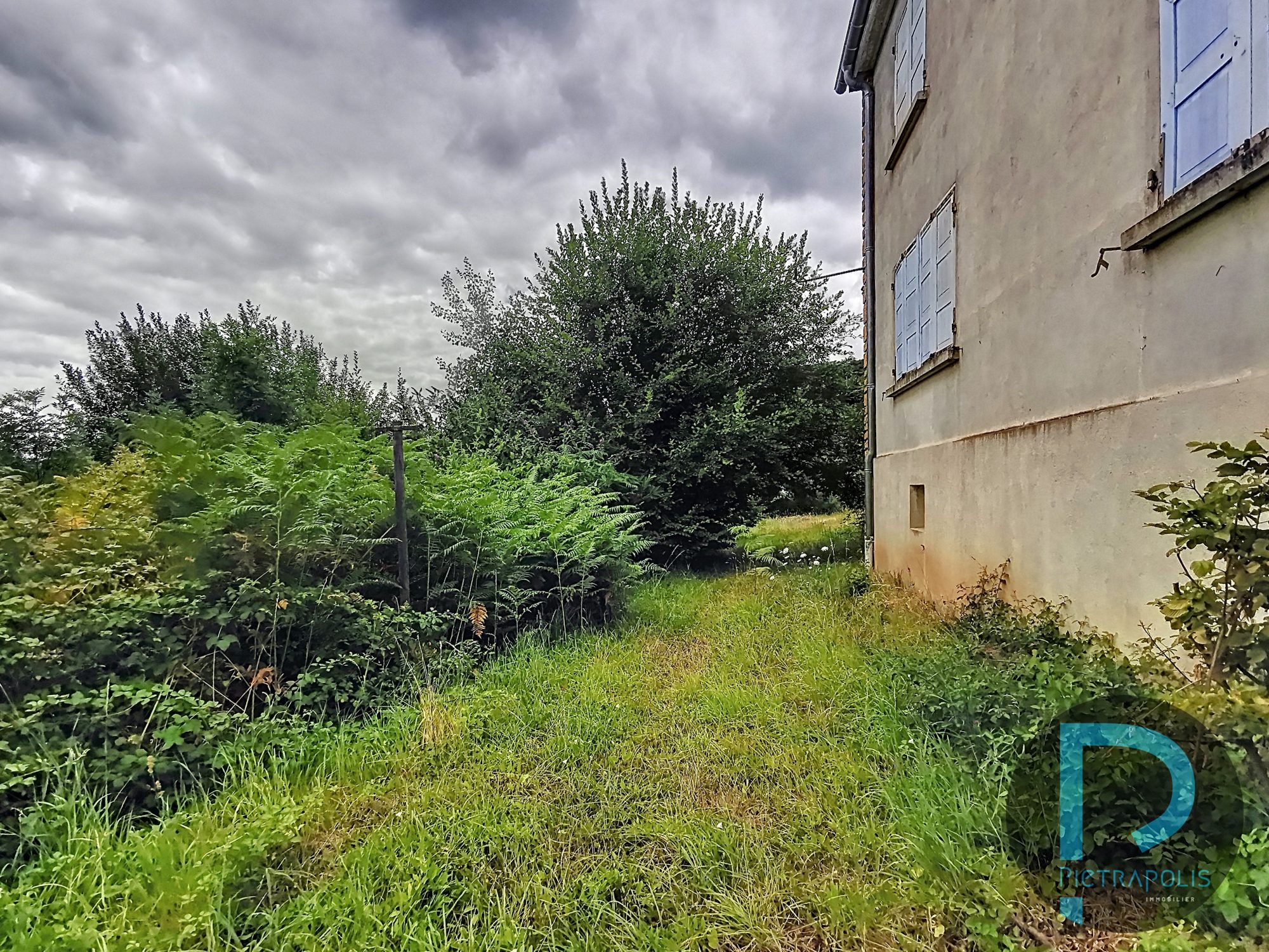 PROPRIETE avec  8 logements à rénover Bergesserin 71250