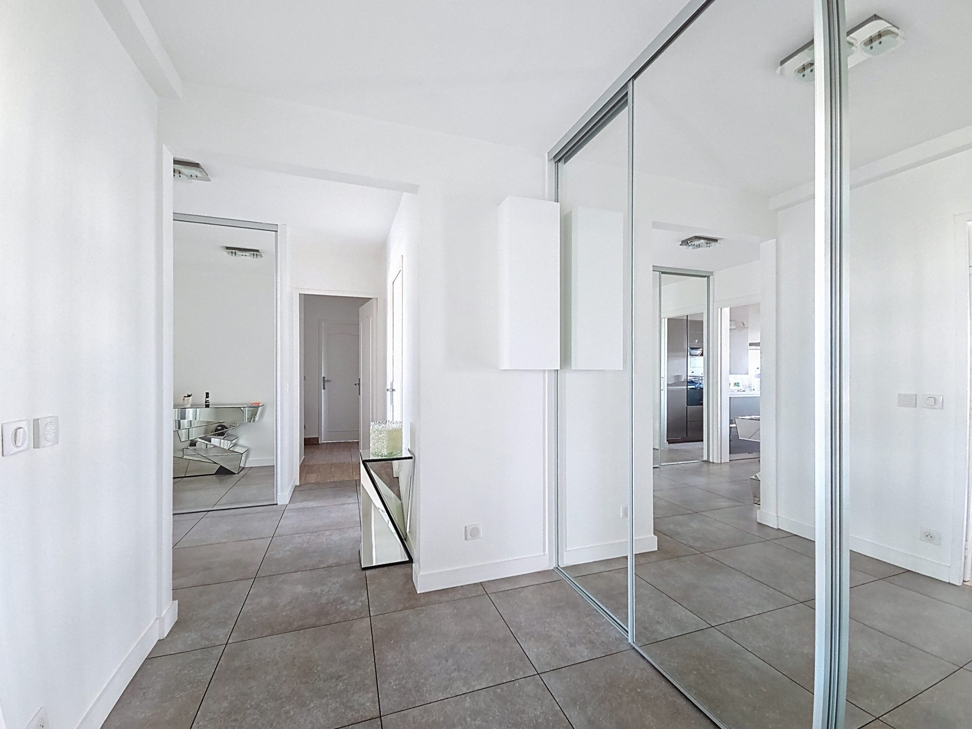 96 M2 AU DERNIER ETAGE EN EXCELLENT ETAT Lyon 69008