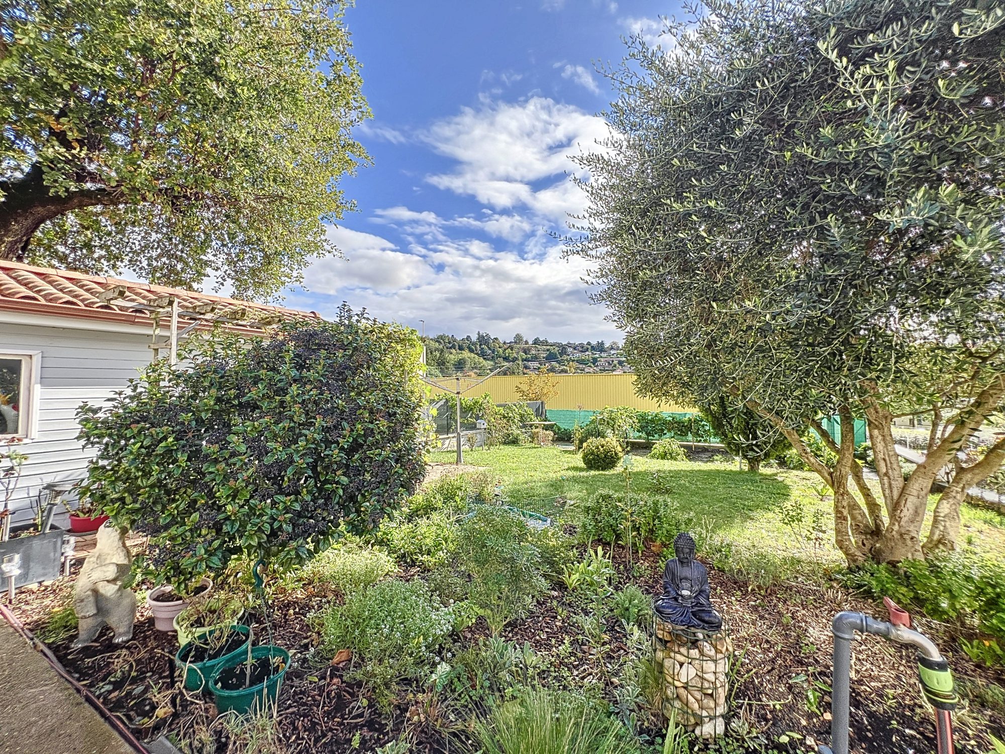 A NEUVILLE SUR SAONE, JOLIE MAISON DE 160m2 AVEC GARAGE SUR 1100m2 DE TERRAIN Neuville-sur-Saône 69250