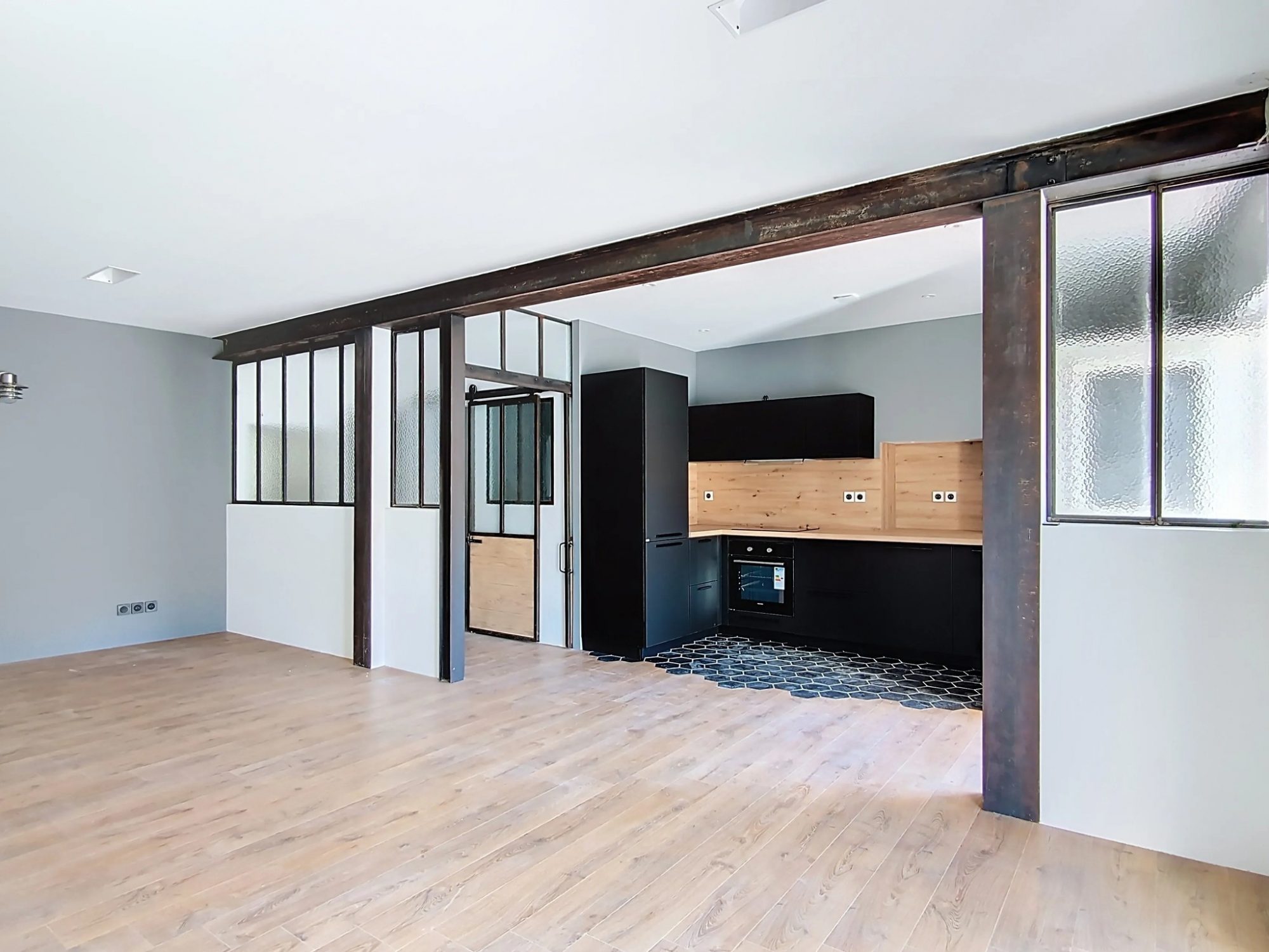MONTBAZIN: Maison de ville R+2, Garage 70m² env., Tropézienne