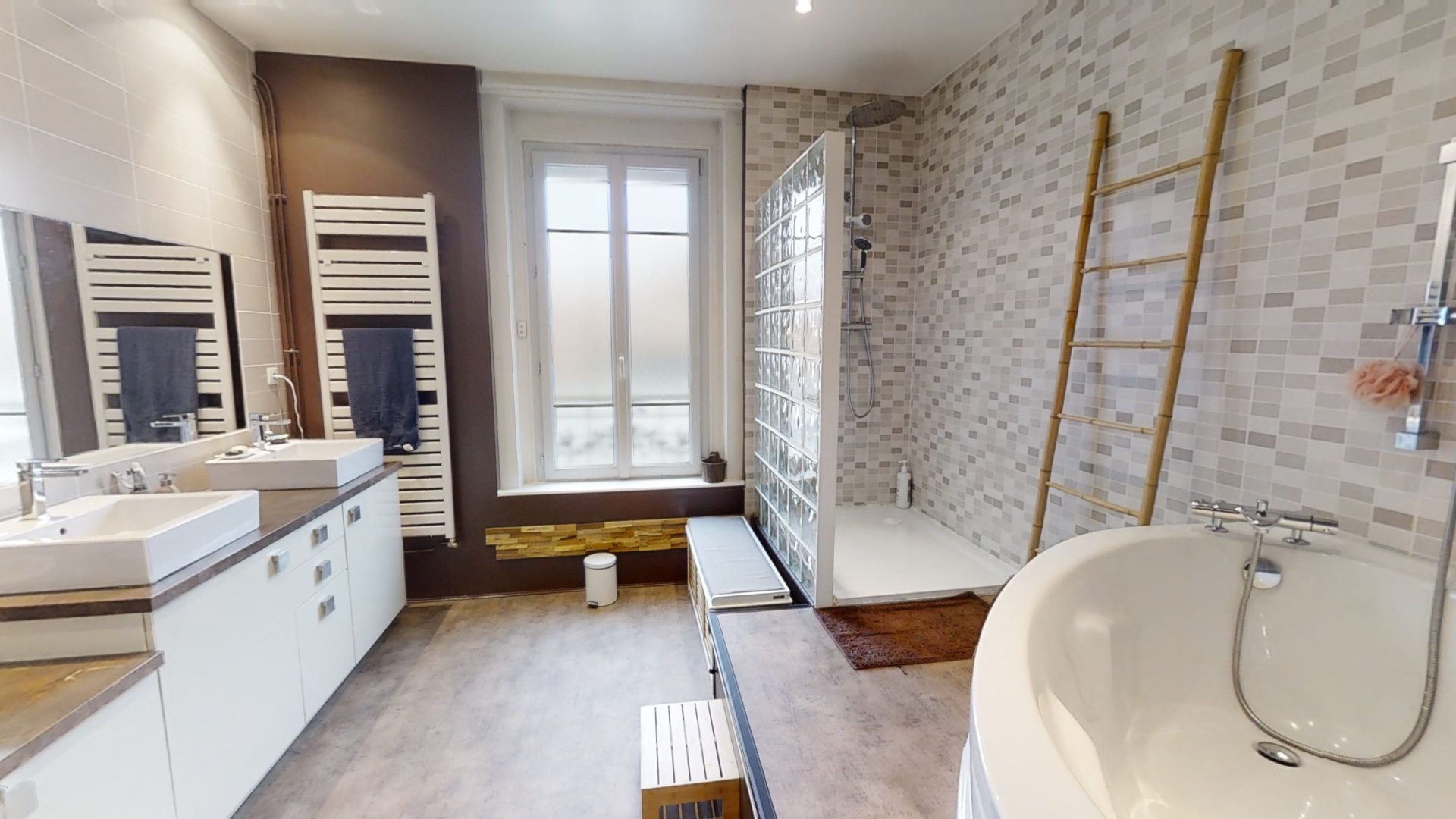 APPARTEMENT BOURGEOIS 135m² HAB., 5EME ET DERNIER ÉTAGE, 3 CHAMBRES, GARAGE, GRENIER AMÉNAGÉ, CAVE, PROCHE TOUTES COMMODITÉS Le chambon-feugerolles 42500