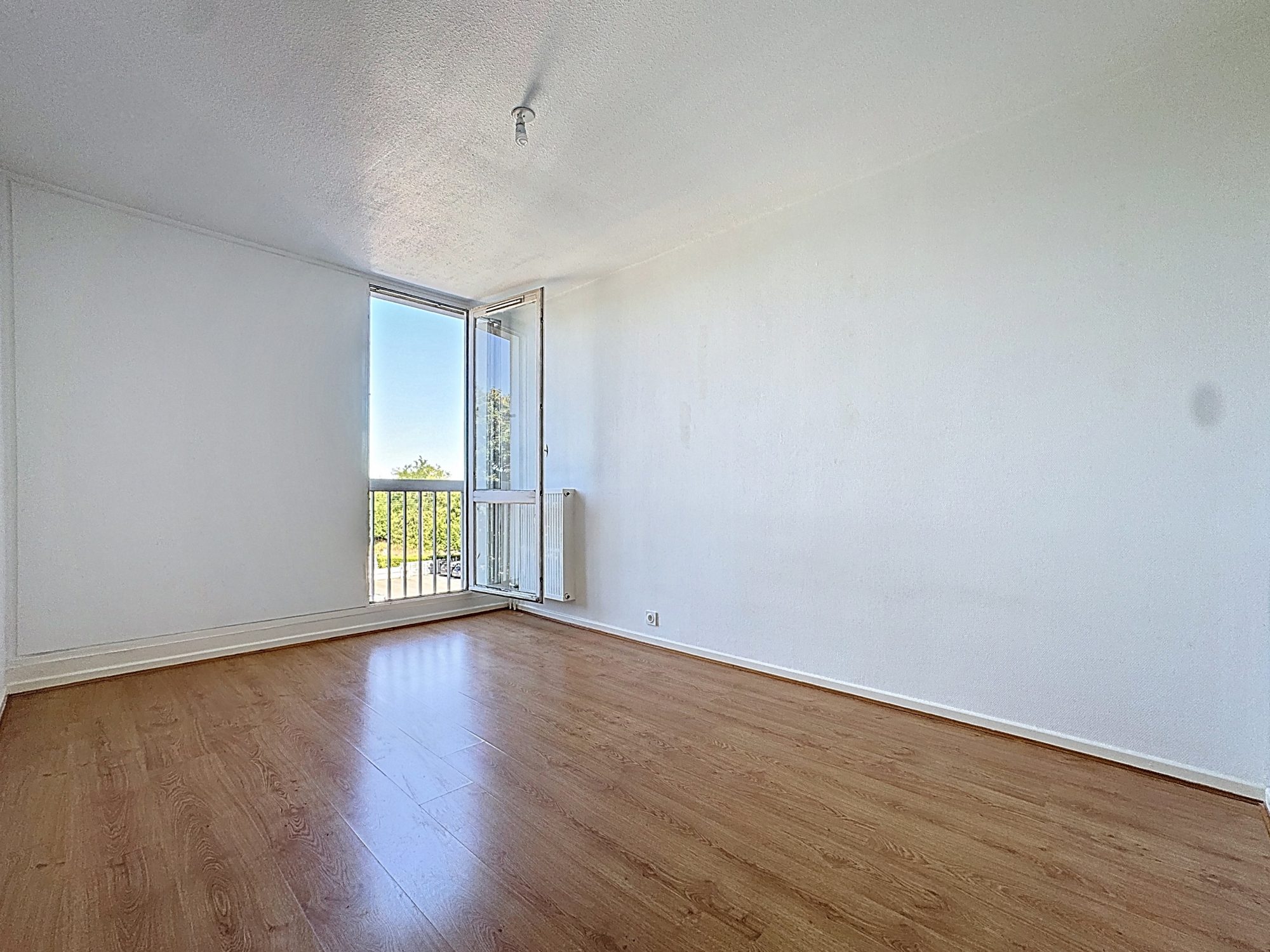 En Exclusivité, Appartement T3 de 80m2 en dernier étage + Cave + place de stationnement en supplément Saint-Genis-Laval 69230