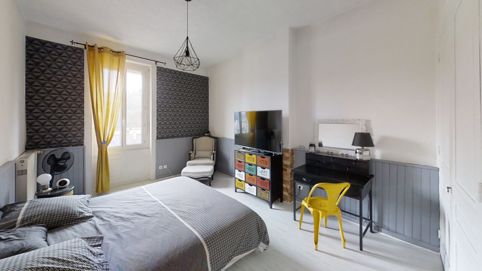 APPARTEMENT BOURGEOIS 135m² HAB., 5EME ET DERNIER ÉTAGE, 3 CHAMBRES, GARAGE, GRENIER AMÉNAGÉ, CAVE, PROCHE TOUTES COMMODITÉS Le chambon-feugerolles 42500