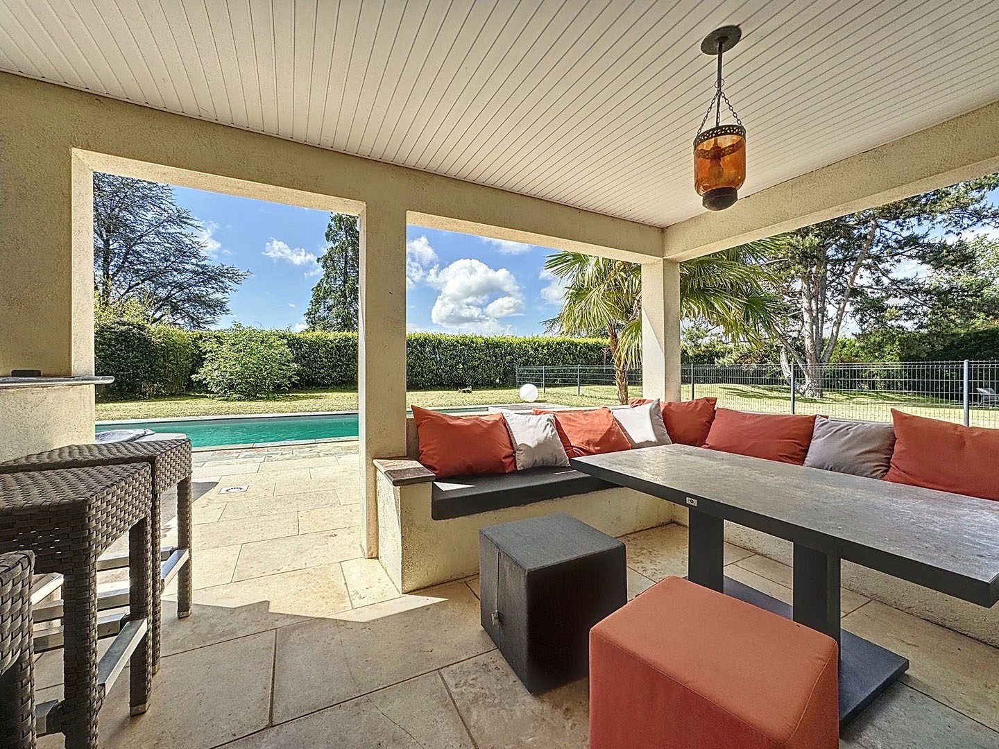 Rare et Authentique, Pietrapolis Chaponost vous propose cette maison de 275m2 édifiée sur une parcelle de 2225m2 avec 5 chambres, une pièce de vie de 65m2, un Pool House et une piscine chauffée