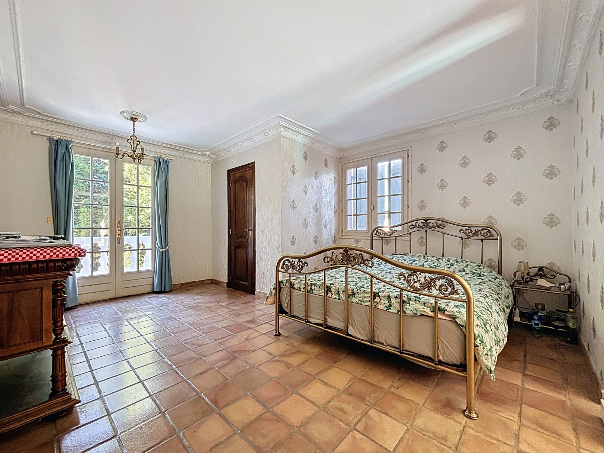 Villa de 278 m² habitable + sous-sol complet, 9 pièces, 6 chambres, terrain arboré de 3000 m² avec piscine. Orliénas 69530