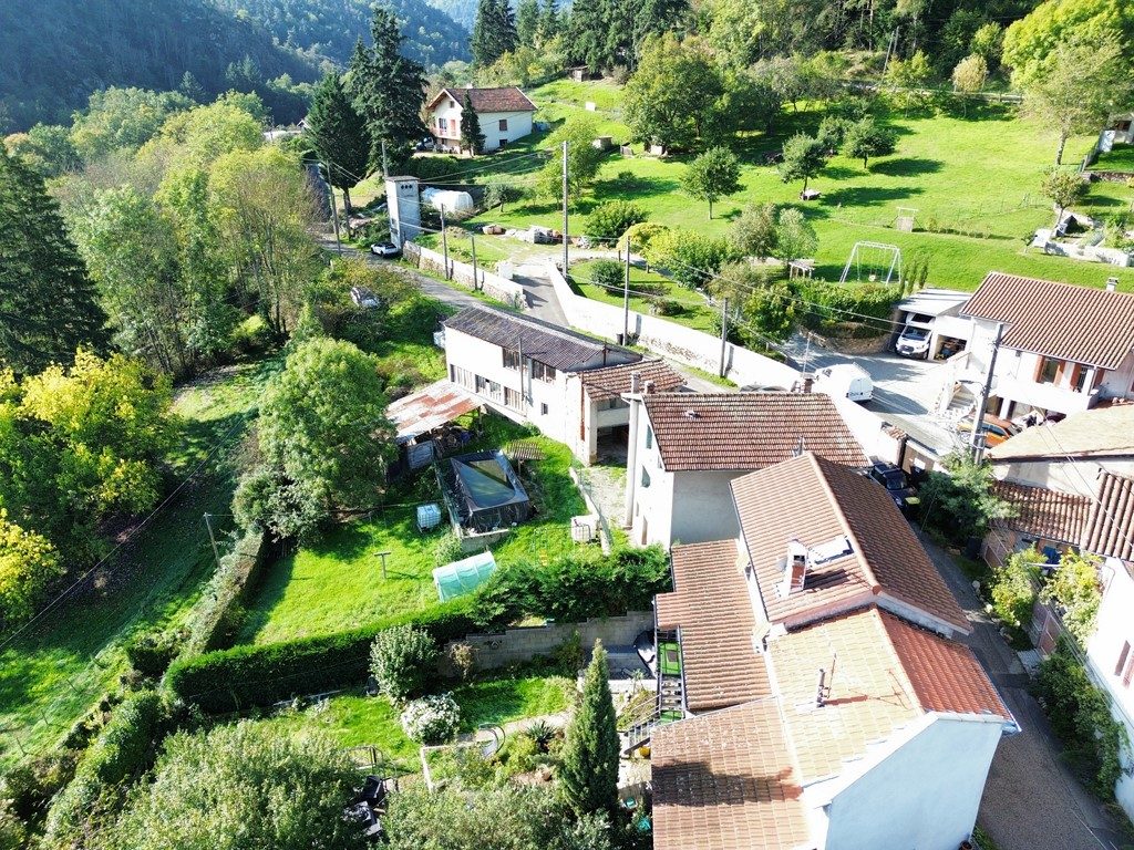 Maison familiale avec grande dépendance et terrain clos – Sail-sous-Couzan Sail-sous-Couzan 42890