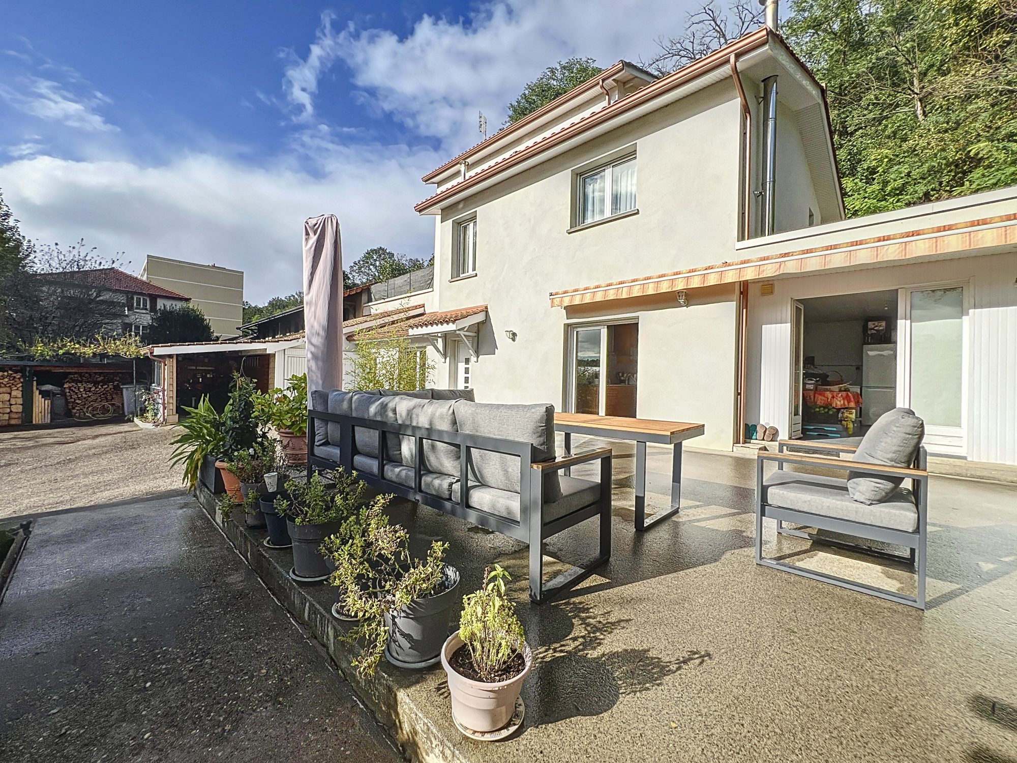 A NEUVILLE SUR SAONE, JOLIE MAISON DE 160m2 AVEC GARAGE SUR 1100m2 DE TERRAIN Neuville-sur-Saône 69250