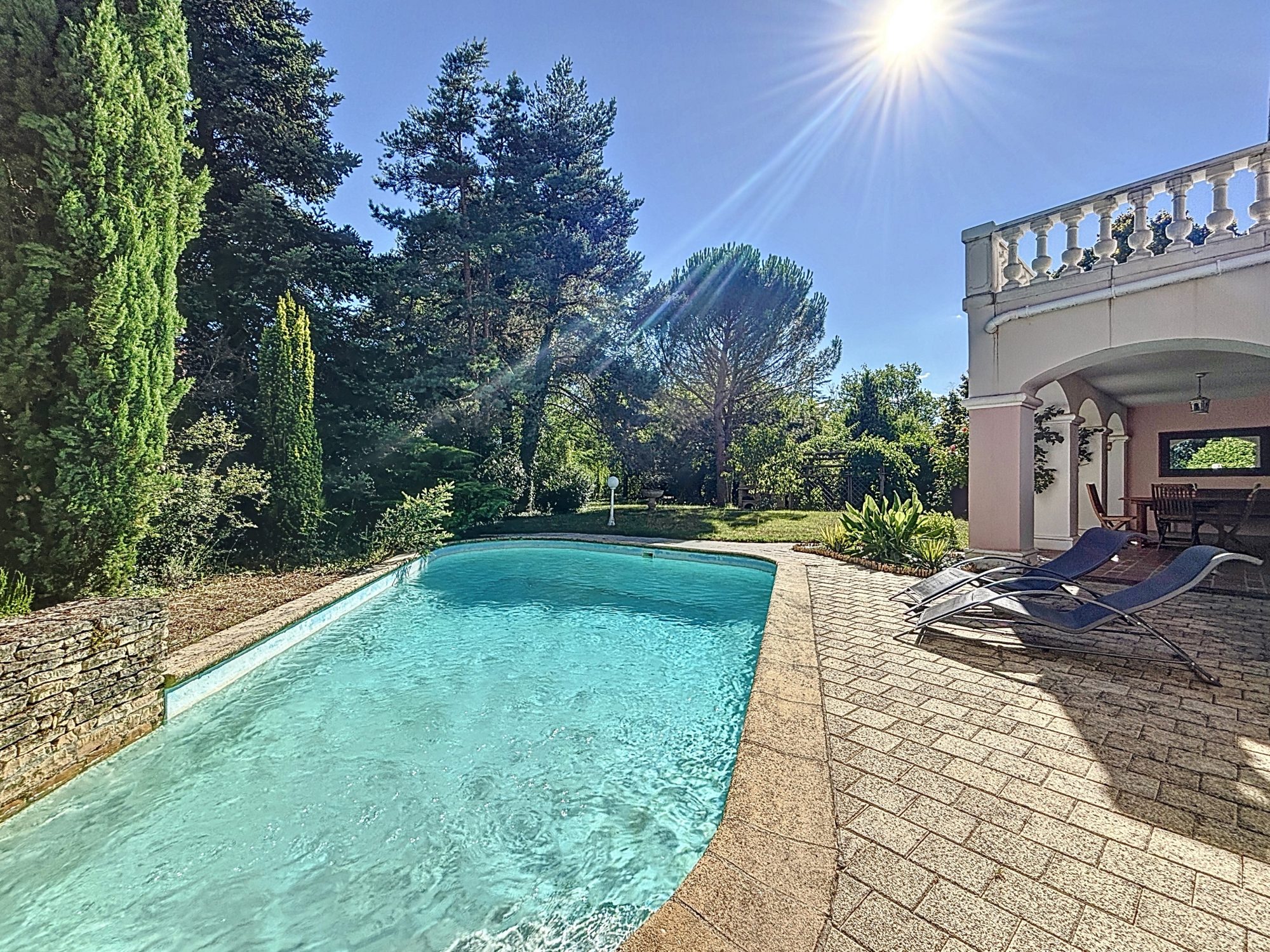 Villa de 278 m² habitable + sous-sol complet, 9 pièces, 6 chambres, terrain arboré de 3000 m² avec piscine.