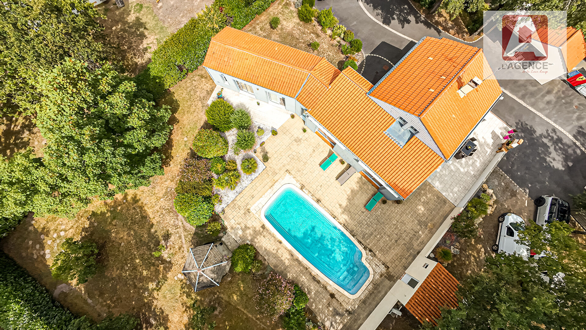 Maison 6 chambres, bureau, 2 garages indépendants, piscine 4x12m et terrain arboré. NOTRE DAME DE RIEZ 85270