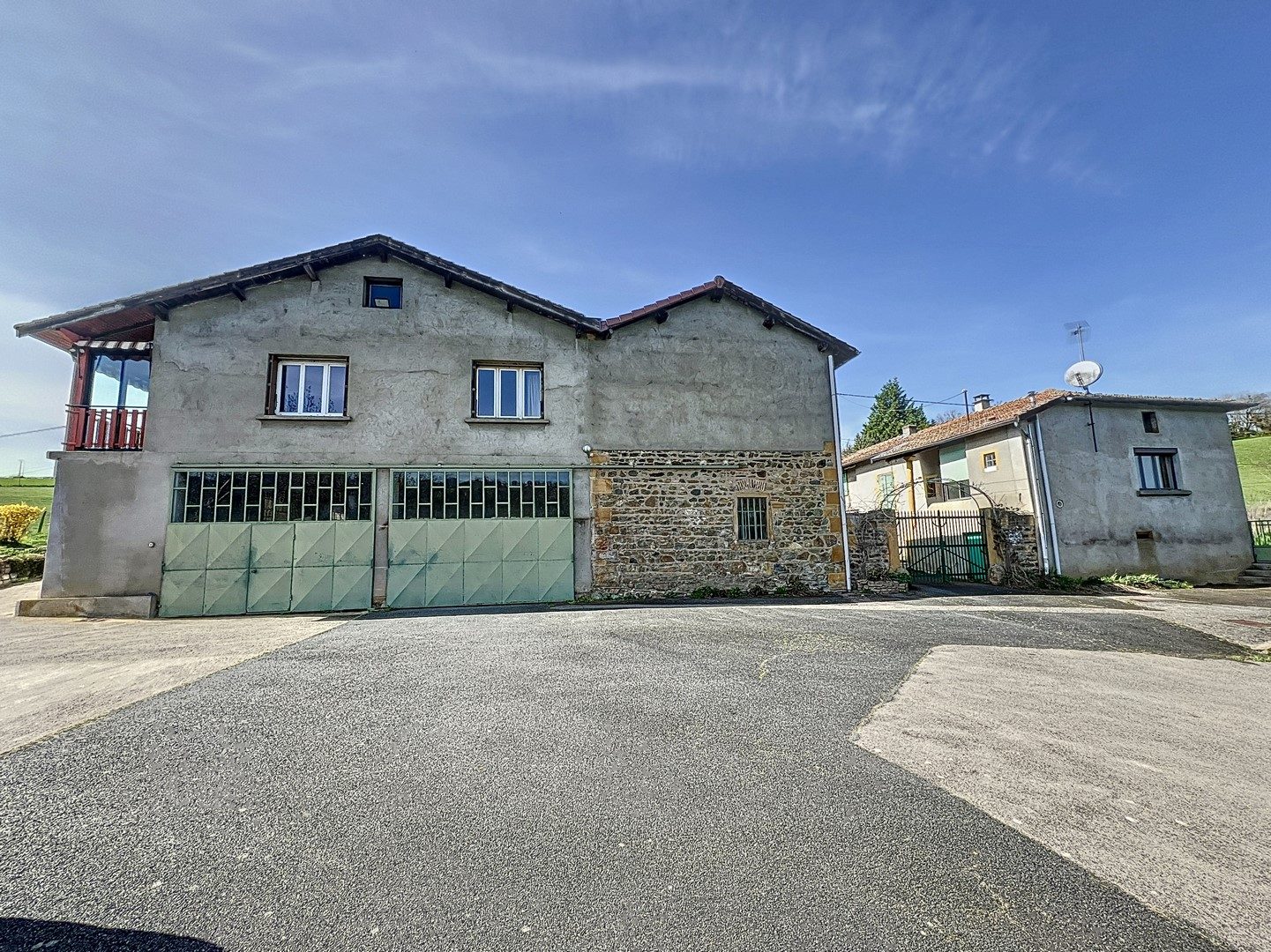 PROPRIETE DE 2 MAISONS - GRAND GARAGE 137 M² - TERRAIN 1,8 HECTARES - DEPENDANCES