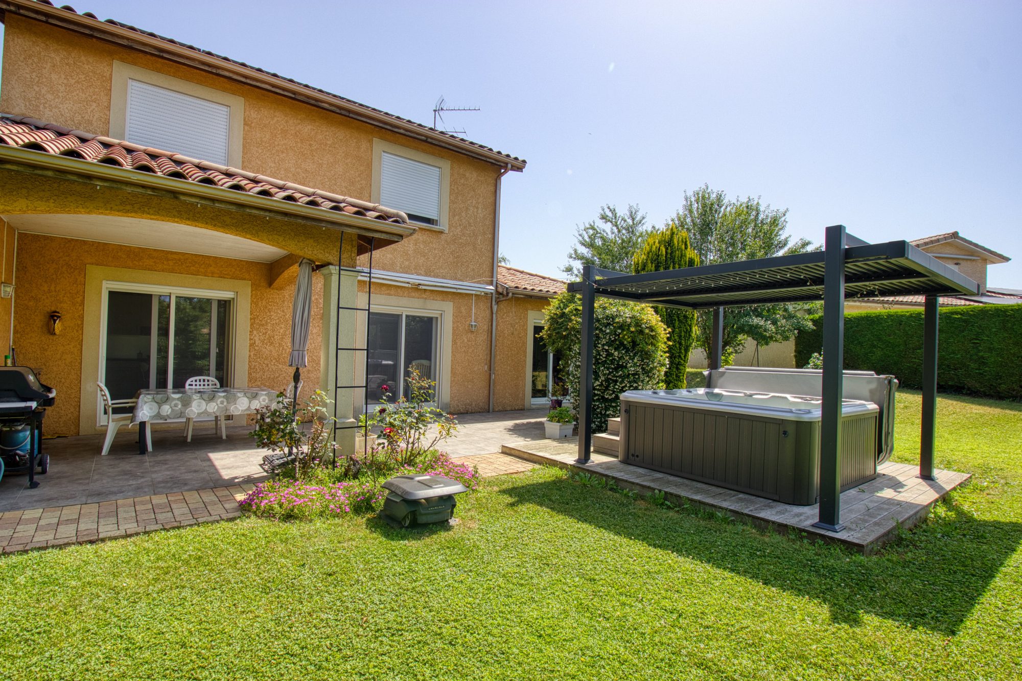 Maison familiale avec jardin arboré et jacuzzi – 175 m² habitables Lurcy 01090