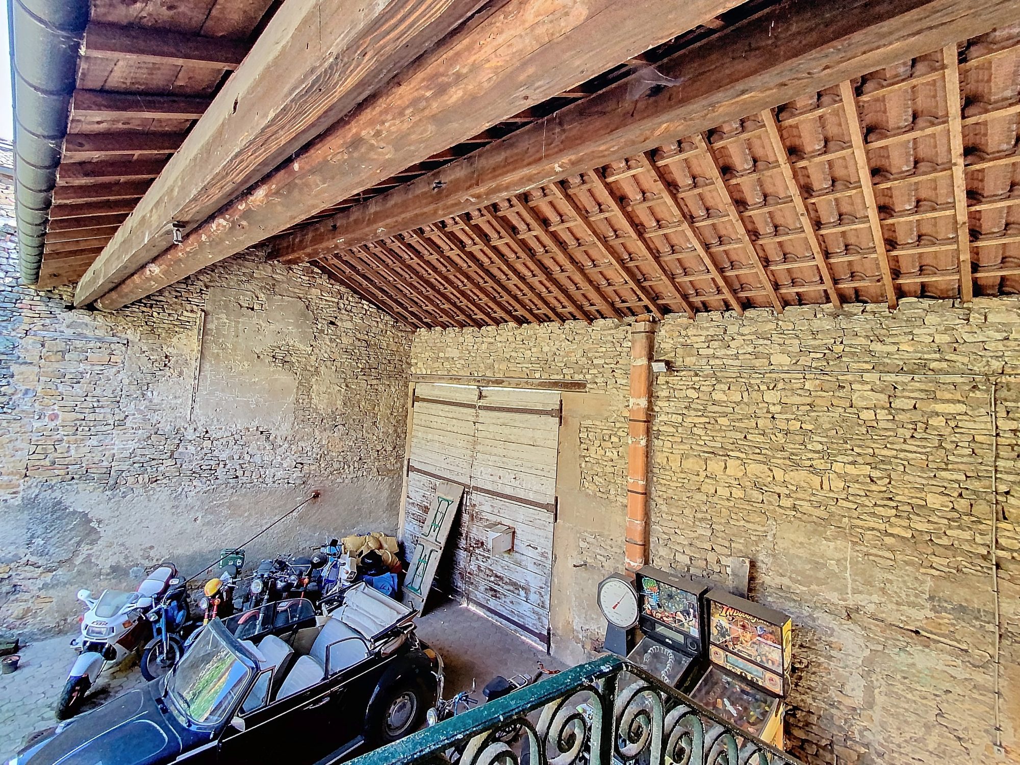 Maison de village en pierres dorées avec jardinet et belle cour intérieure Frontenas 69620