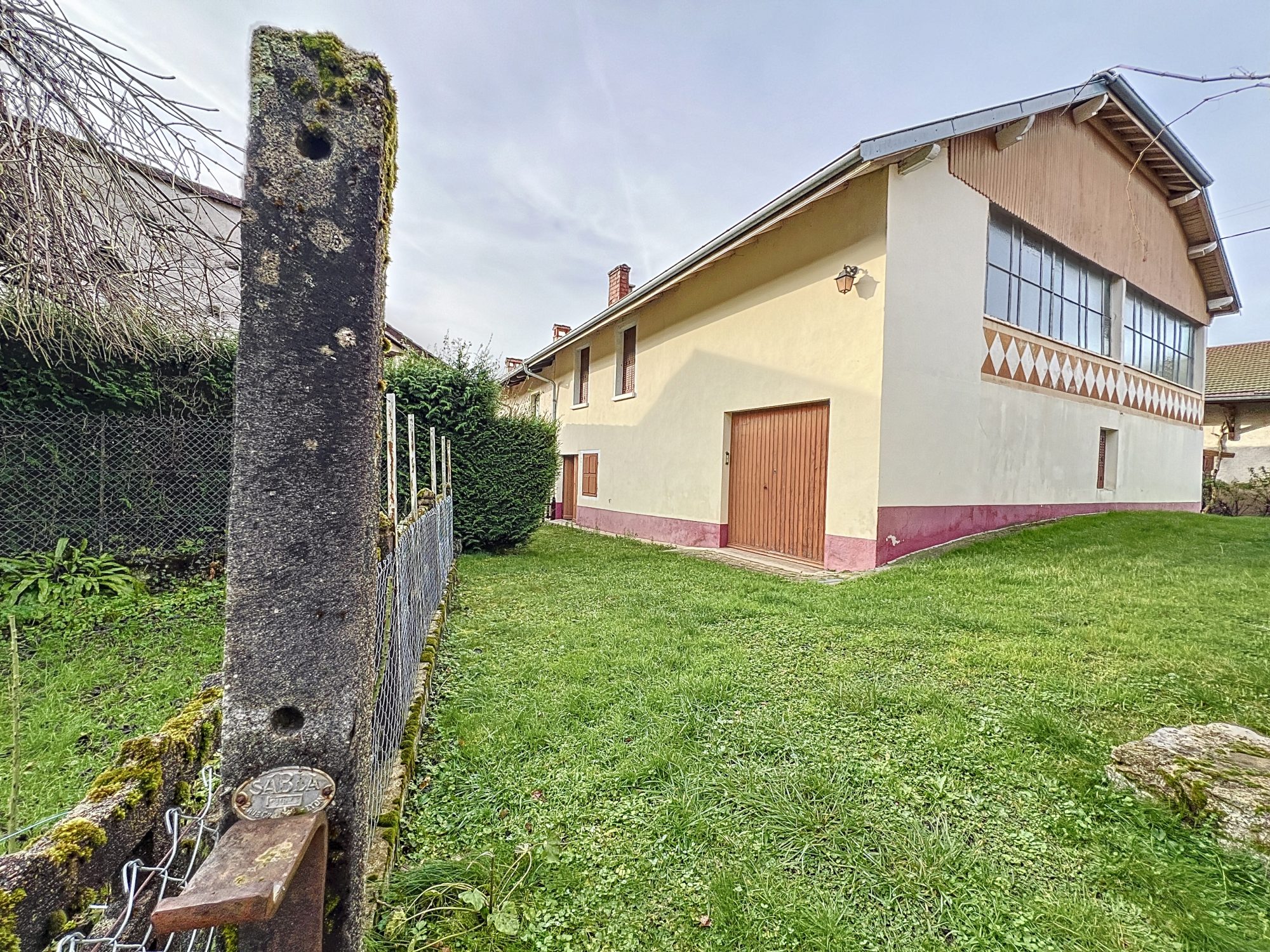 MAISON A RENOVER AVEC TERRAIN ET DEPENDANCES 01450 LABALME