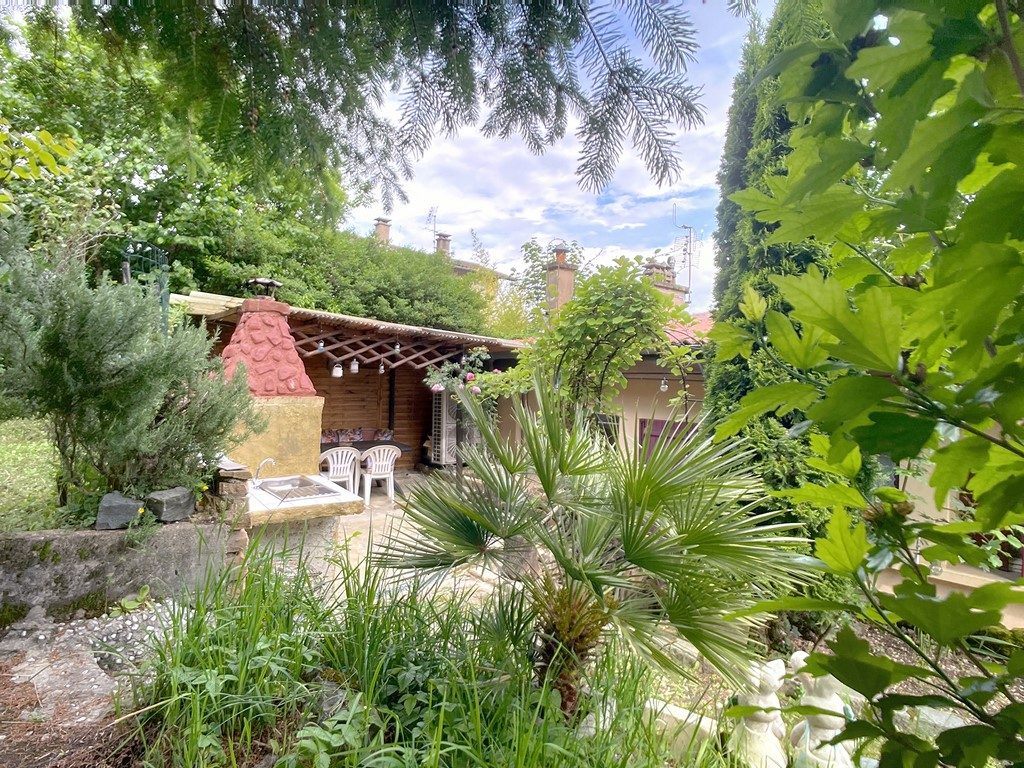 A TARARE MAISON CENTRE VILLE - 140 M2 - 4 CHAMBRES - CALME - LUMINOSITÉ - TERRAIN CLOS ARBORÉ  700 M2 Tarare 69170