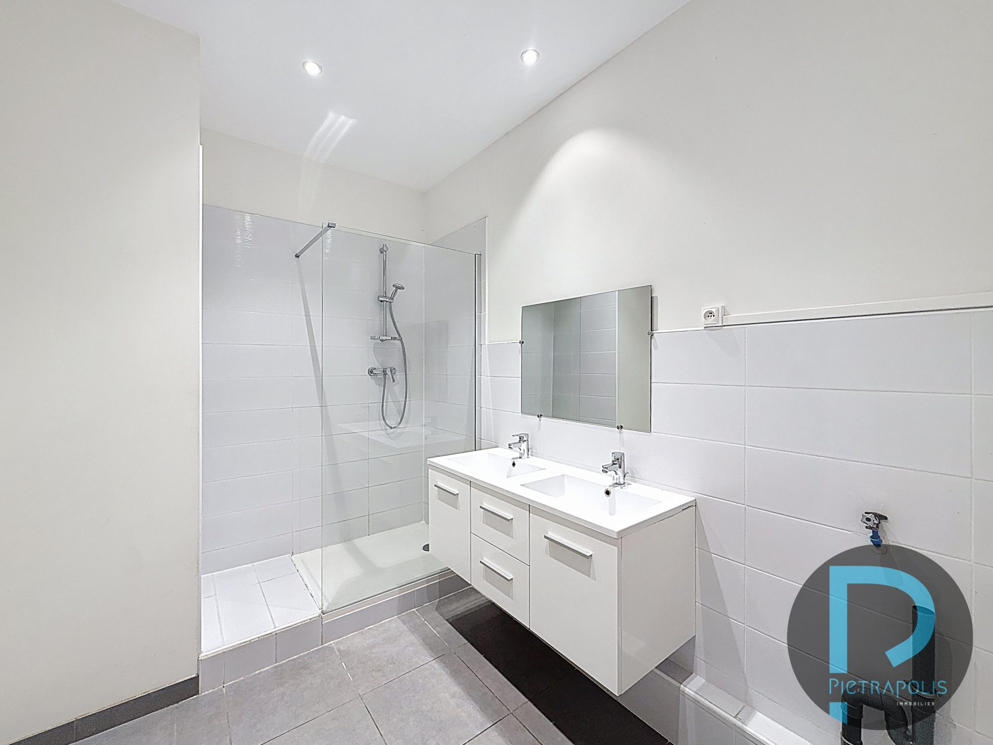 Appartement de 92m² - 3 chambres - Plein centre ville proche gare Villefranche S/S - 1 er étage sans ascenseur Villefranche-sur-Saône 69400