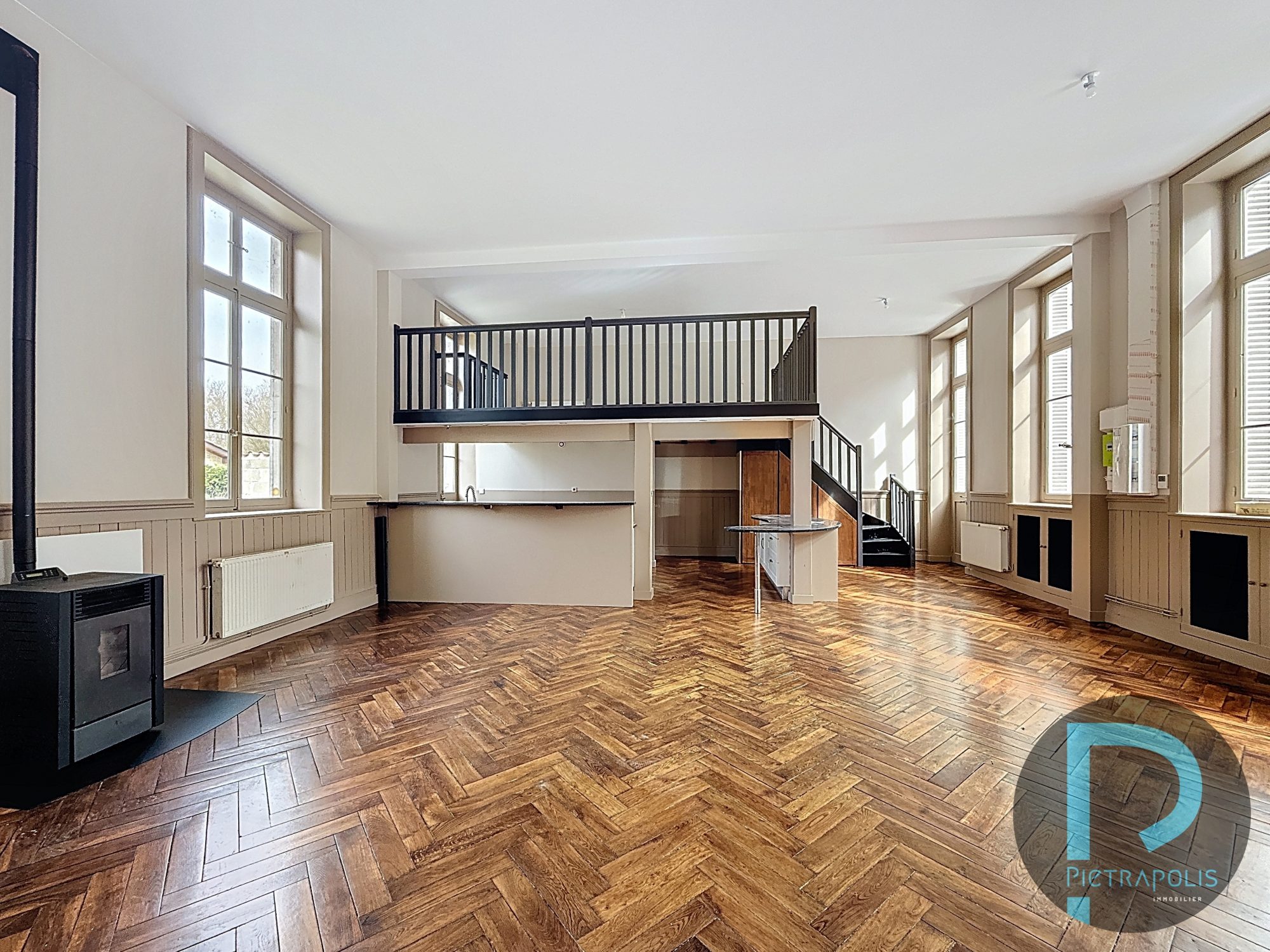 Maison ancienne rénovée de 162m² avec combles aménageables - Appartement de 51m² attenant sur terrains de 2358m²