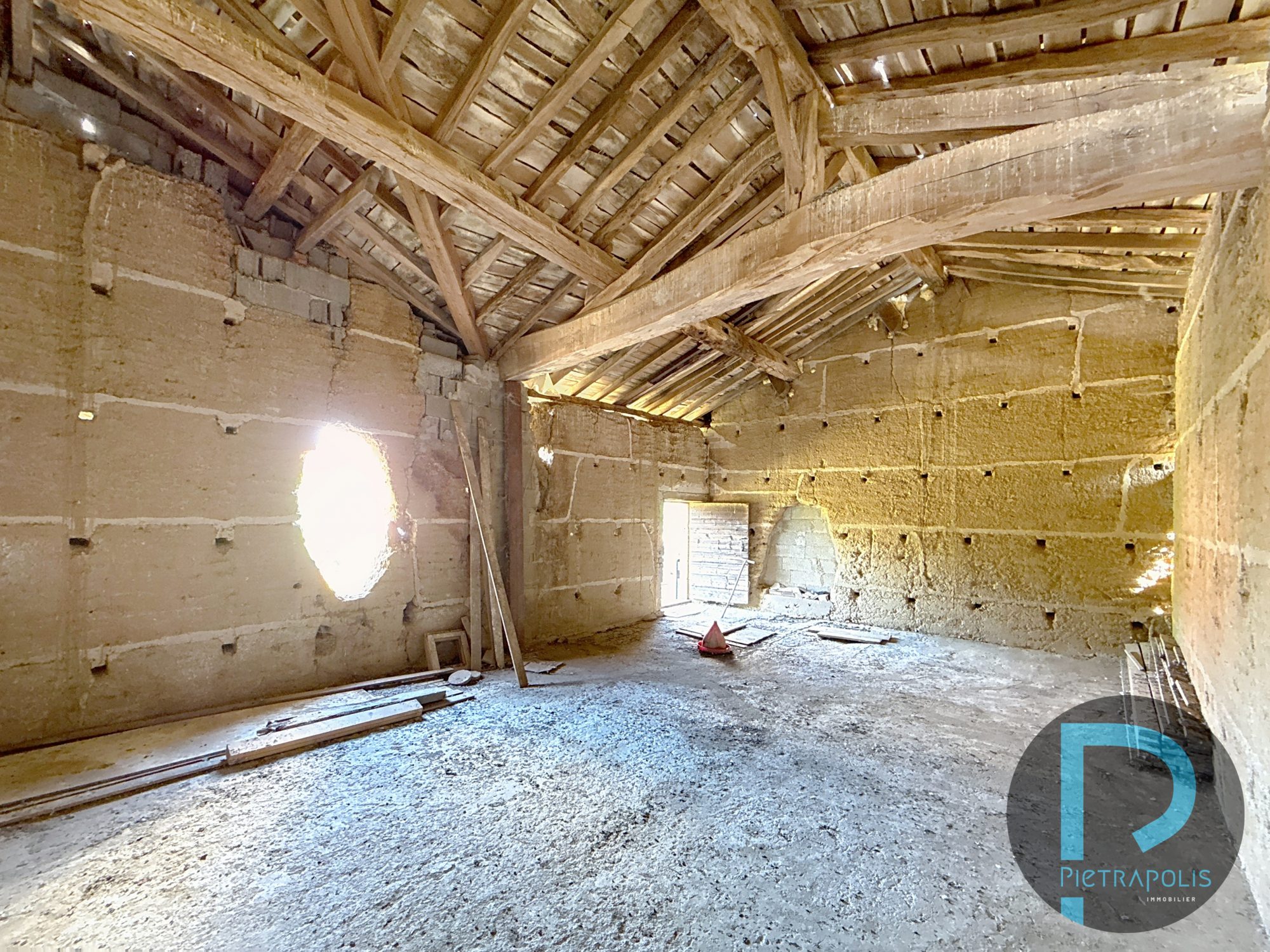 Grange à rénover de 110m² avec hangar attenant et terrain de 1300m²