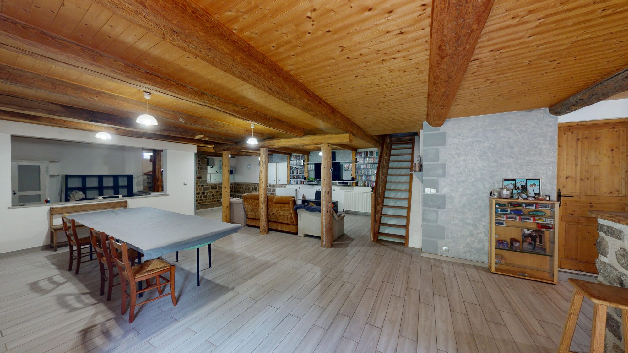 Ferme en pierres rénovée sur terrain attenant Sauvessanges 63840