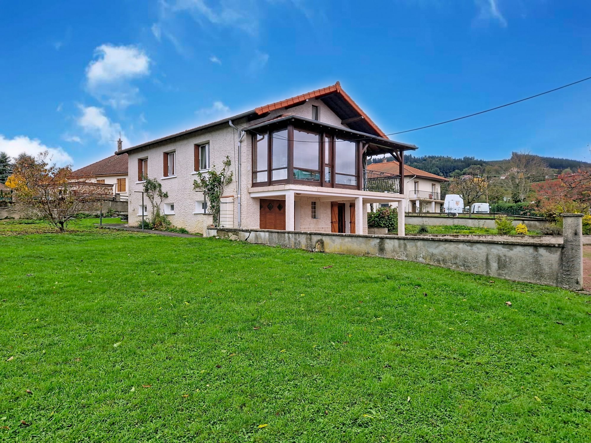 3 chambres – 1 grand garage de 80 m² au sol.