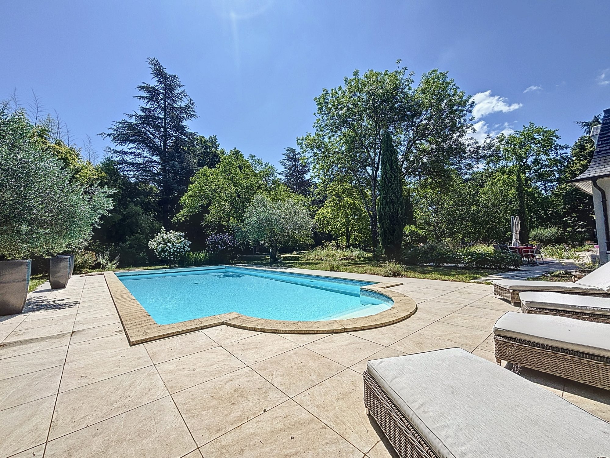 Villa de 245 m², parc de 5000 m² avec piscine Saint-Genis-Laval 69230