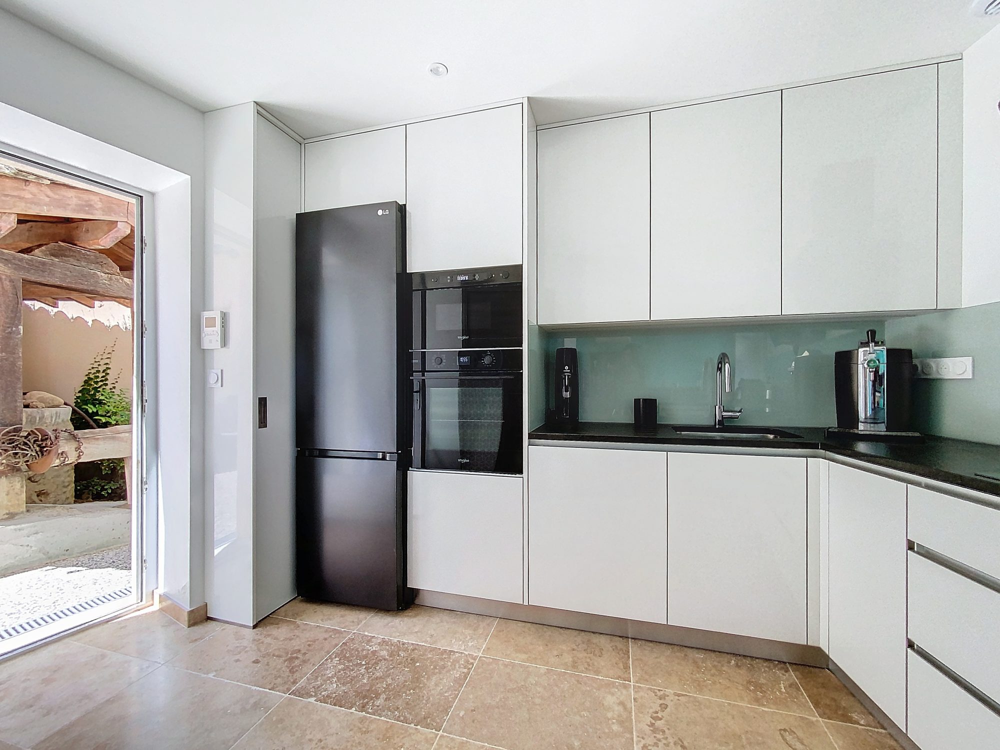 SUR LES HAUTEURS DE GENAY - AU CALME - APPARTEMENT T3 DUPLEX ENTIEREMENT RENOVE AVEC 2 PLACES DE PARKING ET 2 TERRASSES -DANS RESIDENCE FERMEE Genay 69730