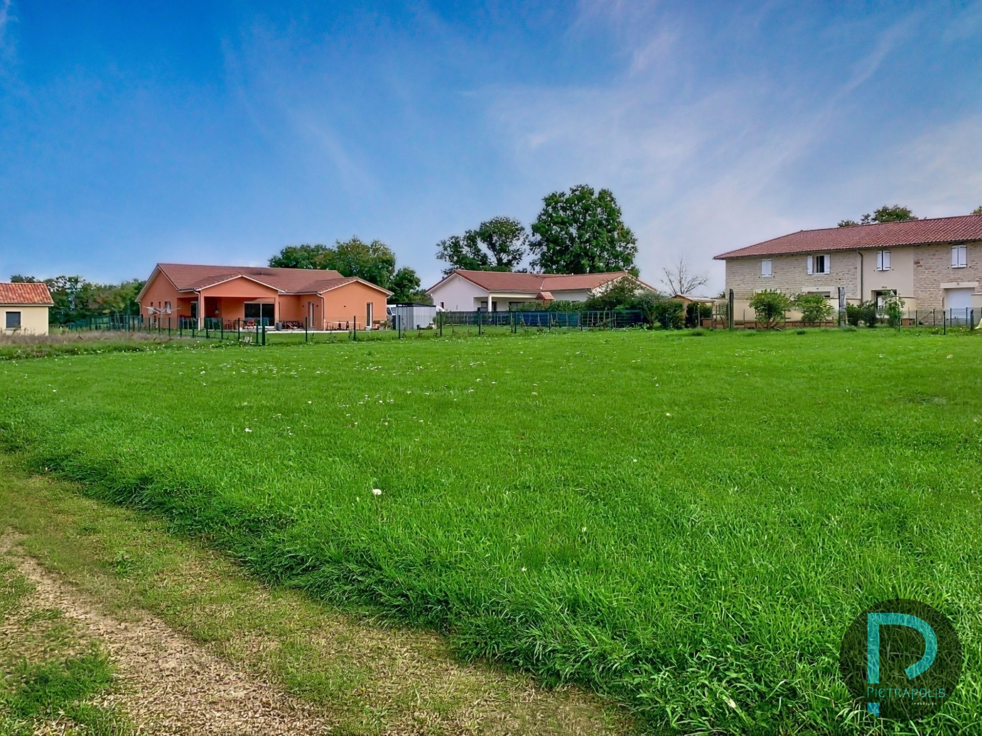 SAINT BENIGNE - TERRAIN CONSTRUCTIBLE ET VIABILISE