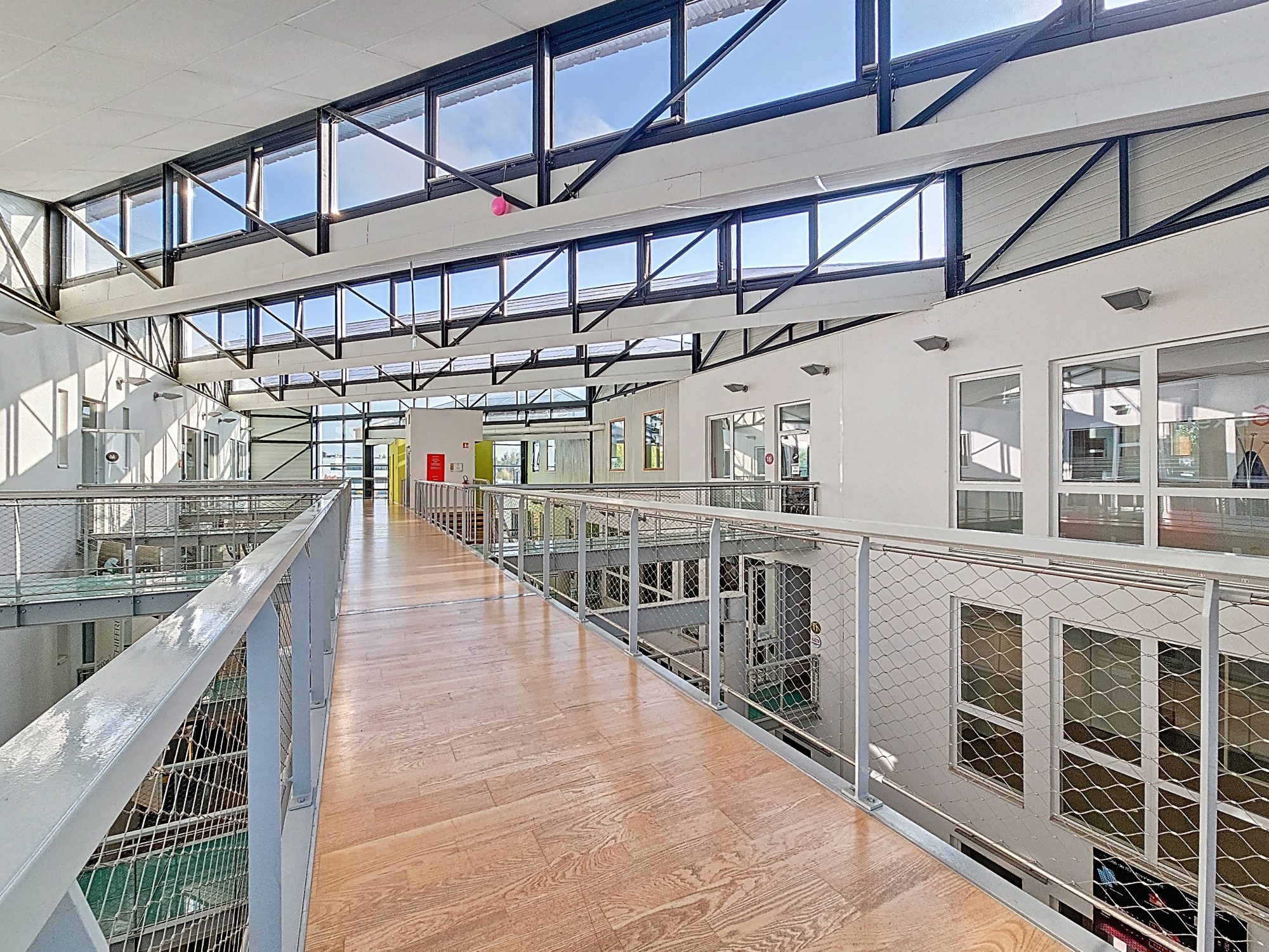 Bureaux de 307 m² + 247 m² de terrasse Saint-Priest 69800
