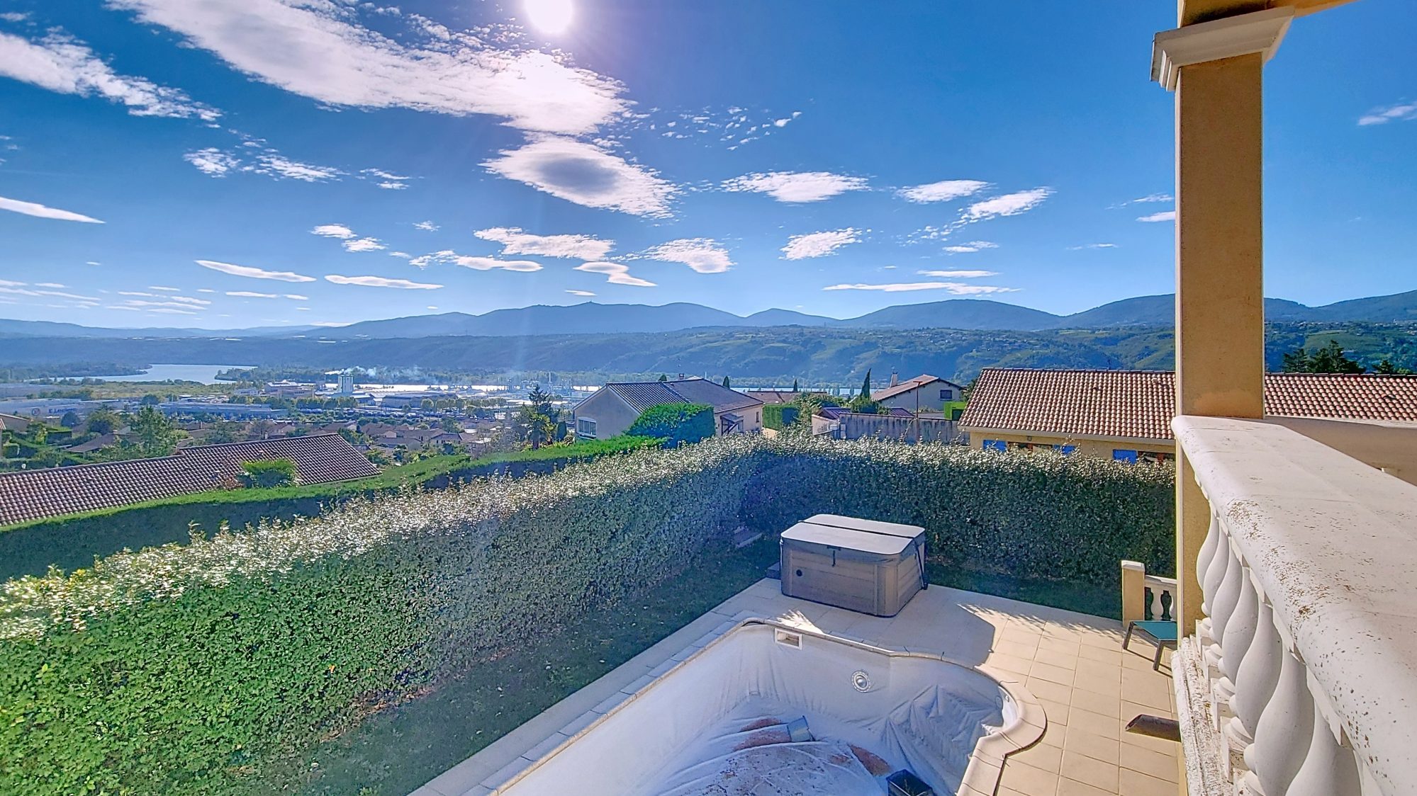 Villa T5 - 4 Chambres - Terrain plat 693m2 - Piscine- Sans vis à vis Saint-Clair-du-Rhône 38370