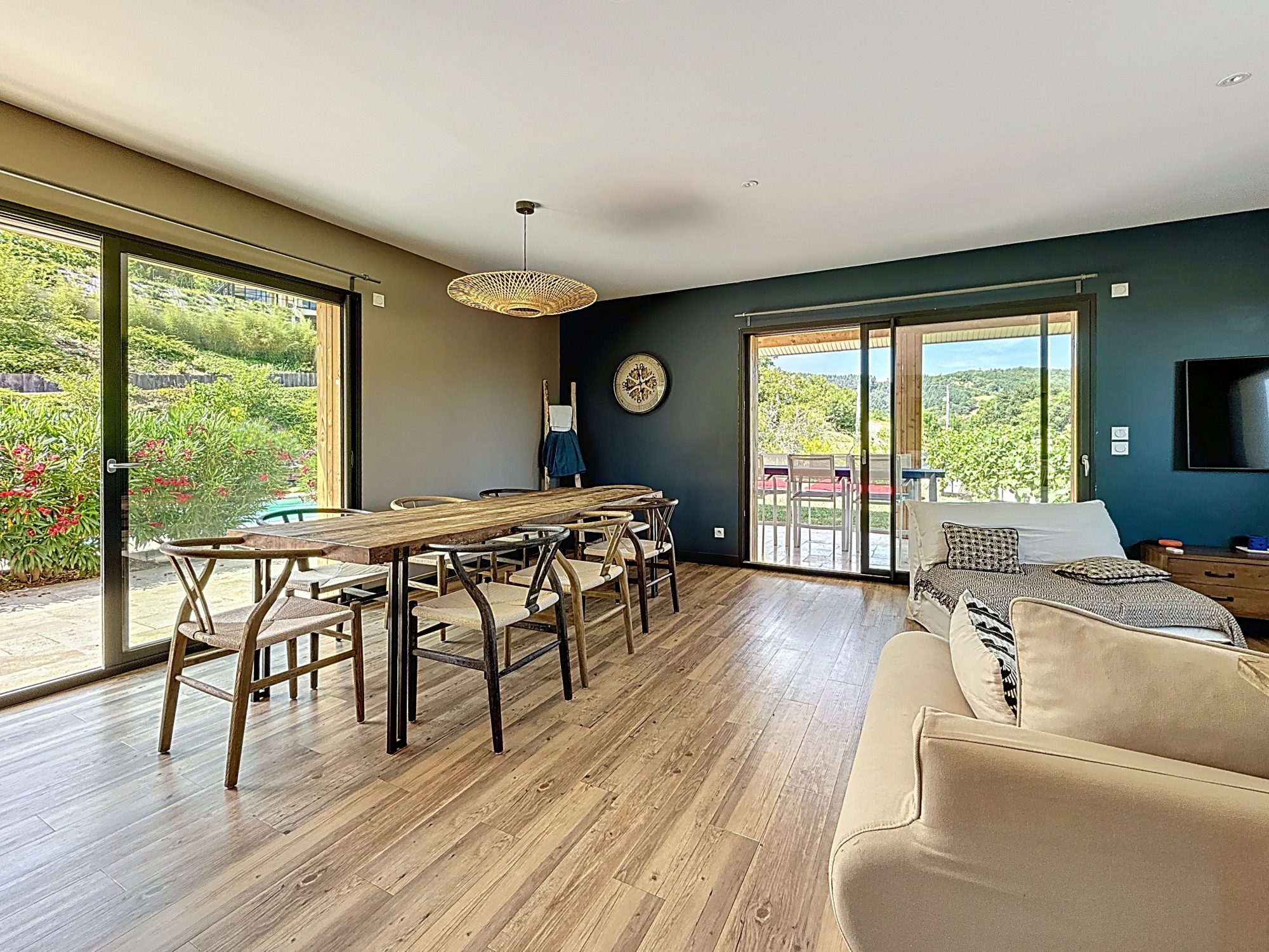 Maison moderne clé en mains de 2013 de type T5, 2500 m² de terrain,  belle pièce de vie, cuisine meublée équipée,  4 chambres, piscine 8x4 chauffée Vindry-sur-Turdine 69490