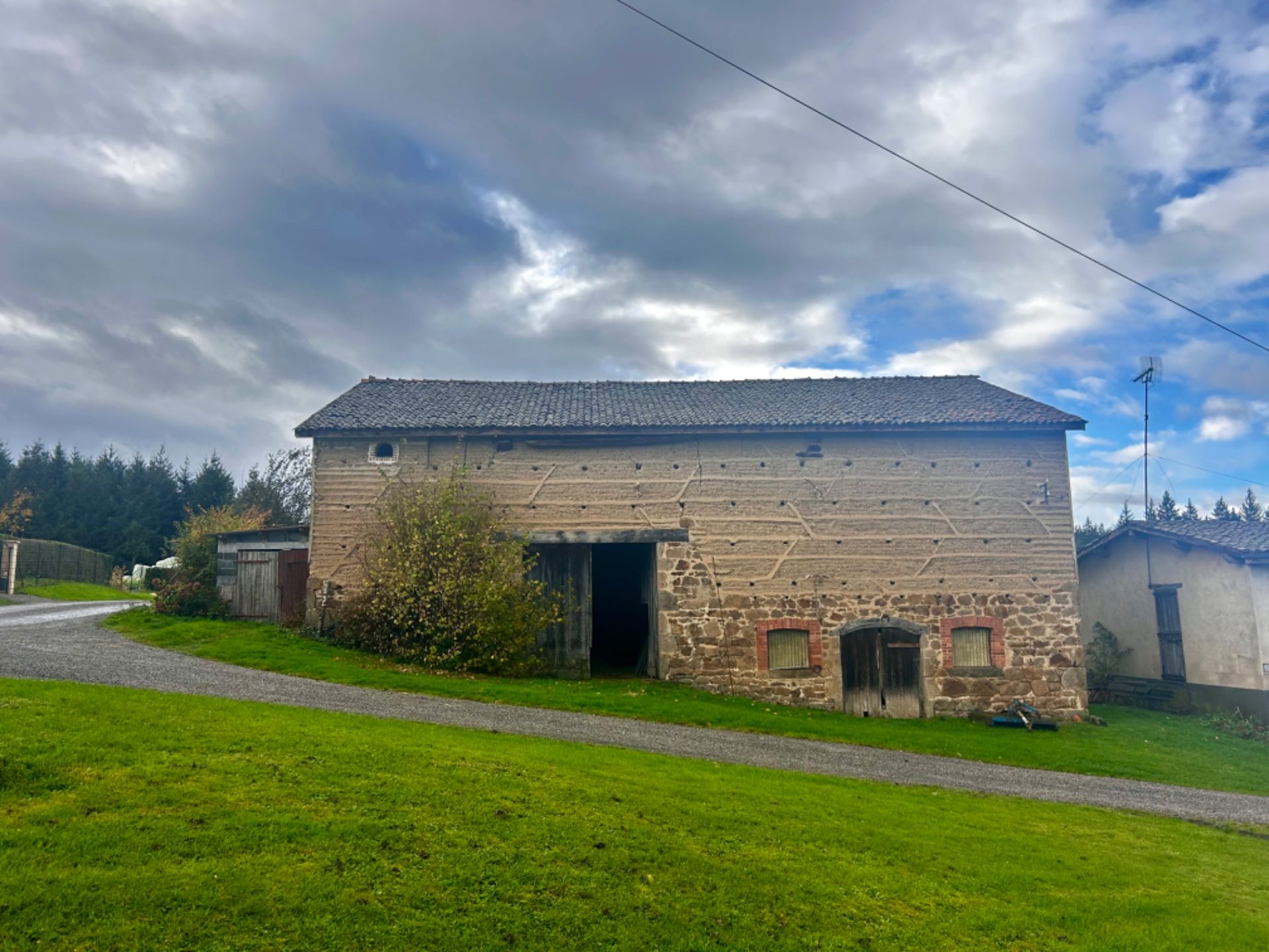 Grange à rénover avec terrain.